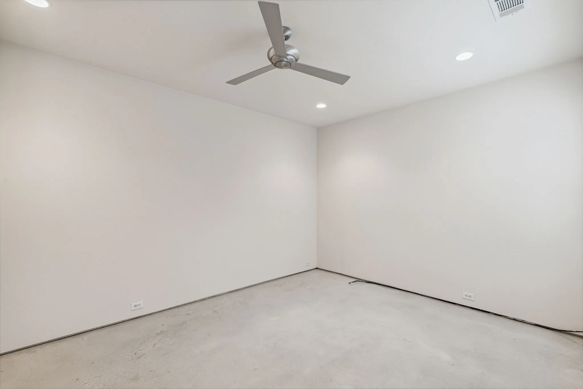 Single Family Residence For Sale in Dallas County , 2913 Reagan Street, Dallas, Texas 75219, 3 Bedroom, 3 Bathroom, 2 Garage spaces, 2,294 Sqft, built in 2006, mls#21391839, Real Estate Agent in Dallas, Homes For Sale in Dallas county, Homes For Sale in Dallas, Realtor in Dallas Texas, Real Estate Brokerage Independent Realty Texas, Luminita Cordes Realtor
