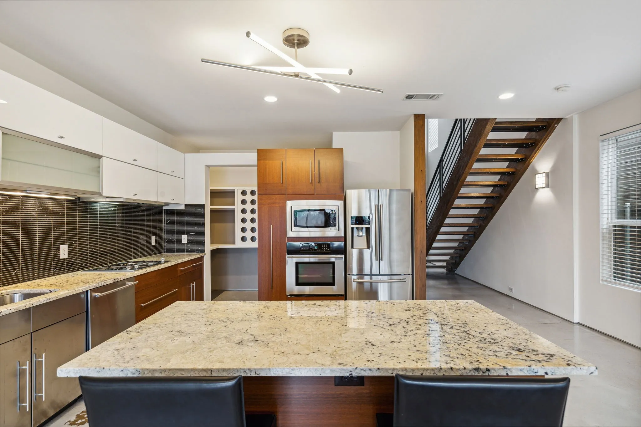 Single Family Residence For Sale in Dallas County , 2913 Reagan Street, Dallas, Texas 75219, 3 Bedroom, 3 Bathroom, 2 Garage spaces, 2,294 Sqft, built in 2006, mls#21391839, Real Estate Agent in Dallas, Homes For Sale in Dallas county, Homes For Sale in Dallas, Realtor in Dallas Texas, Real Estate Brokerage Independent Realty Texas, Luminita Cordes Realtor