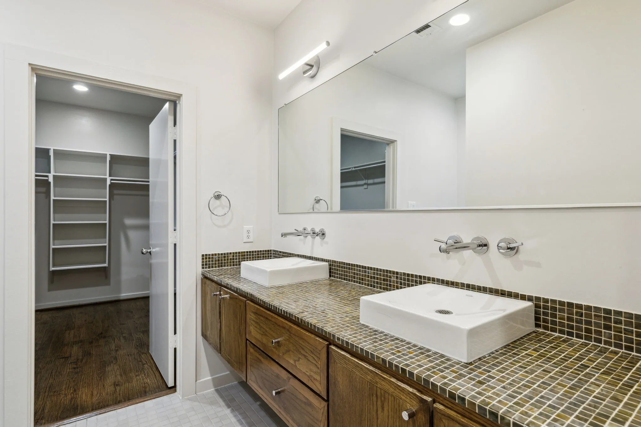 Single Family Residence For Sale in Dallas County , 2913 Reagan Street, Dallas, Texas 75219, 3 Bedroom, 3 Bathroom, 2 Garage spaces, 2,294 Sqft, built in 2006, mls#21391839, Real Estate Agent in Dallas, Homes For Sale in Dallas county, Homes For Sale in Dallas, Realtor in Dallas Texas, Real Estate Brokerage Independent Realty Texas, Luminita Cordes Realtor