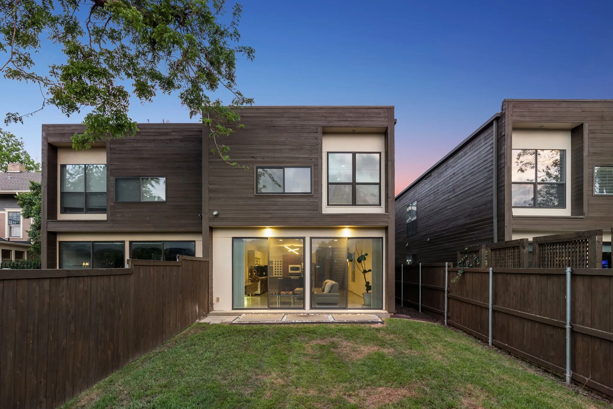 Single Family Residence For Sale in Dallas County , 2913 Reagan Street, Dallas, Texas 75219, 3 Bedroom, 3 Bathroom, 2 Garage spaces, 2,294 Sqft, built in 2006, mls#21391839, Real Estate Agent in Dallas, Homes For Sale in Dallas county, Homes For Sale in Dallas, Realtor in Dallas Texas, Real Estate Brokerage Independent Realty Texas, Luminita Cordes Realtor