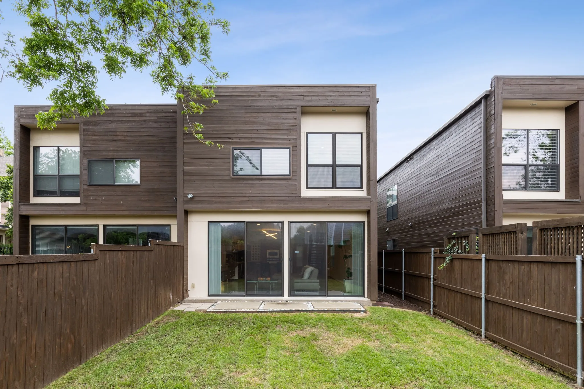Single Family Residence For Sale in Dallas County , 2913 Reagan Street, Dallas, Texas 75219, 3 Bedroom, 3 Bathroom, 2 Garage spaces, 2,294 Sqft, built in 2006, mls#21391839, Real Estate Agent in Dallas, Homes For Sale in Dallas county, Homes For Sale in Dallas, Realtor in Dallas Texas, Real Estate Brokerage Independent Realty Texas, Luminita Cordes Realtor