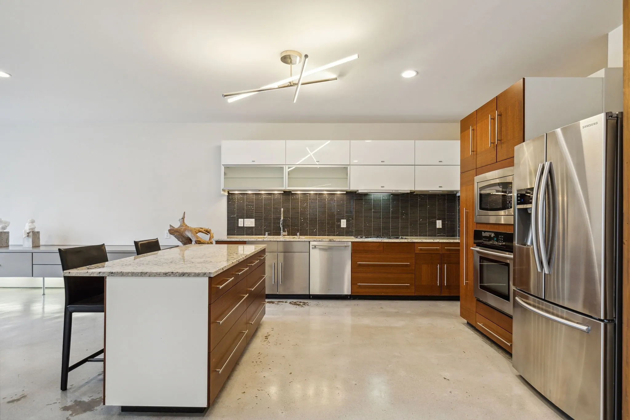 Single Family Residence For Sale in Dallas County , 2913 Reagan Street, Dallas, Texas 75219, 3 Bedroom, 3 Bathroom, 2 Garage spaces, 2,294 Sqft, built in 2006, mls#21391839, Real Estate Agent in Dallas, Homes For Sale in Dallas county, Homes For Sale in Dallas, Realtor in Dallas Texas, Real Estate Brokerage Independent Realty Texas, Luminita Cordes Realtor