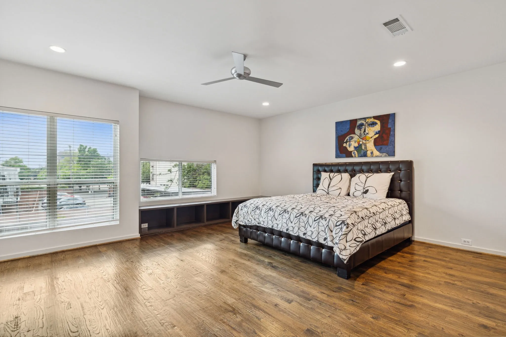 Single Family Residence For Sale in Dallas County , 2913 Reagan Street, Dallas, Texas 75219, 3 Bedroom, 3 Bathroom, 2 Garage spaces, 2,294 Sqft, built in 2006, mls#21391839, Real Estate Agent in Dallas, Homes For Sale in Dallas county, Homes For Sale in Dallas, Realtor in Dallas Texas, Real Estate Brokerage Independent Realty Texas, Luminita Cordes Realtor