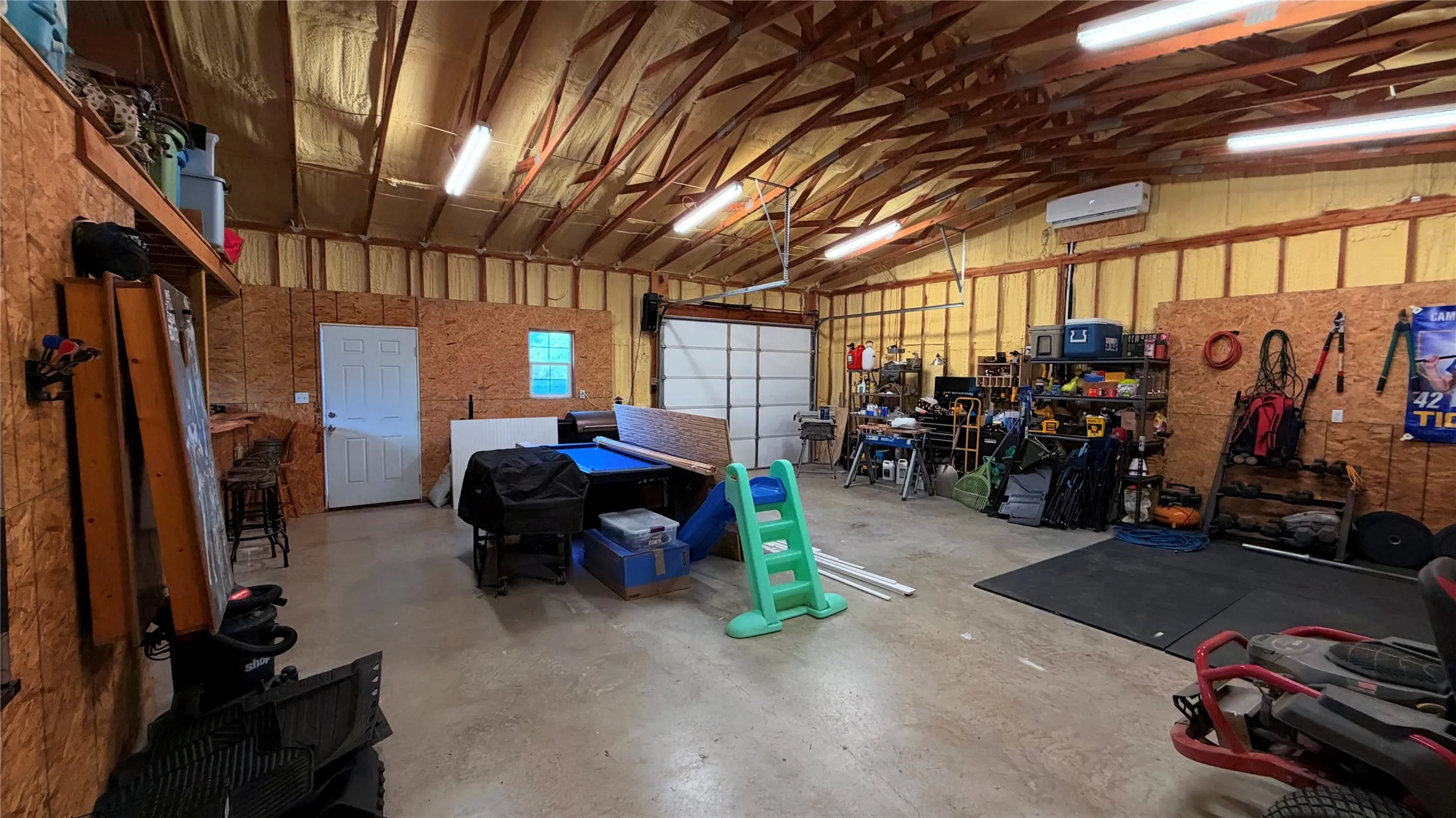 Single Family Residence For Sale in Fannin County , 328 County Road 4664, Leonard, Texas 75452, 4 Bedroom, 3 Bathroom, 1 Garage spaces, 1,932 Sqft, built in 1983, mls#21391855, Real Estate Agent in Leonard, Homes For Sale in Fannin county, Homes For Sale in Leonard, Realtor in Leonard Texas, Real Estate Brokerage Independent Realty Texas, Luminita Cordes Realtor