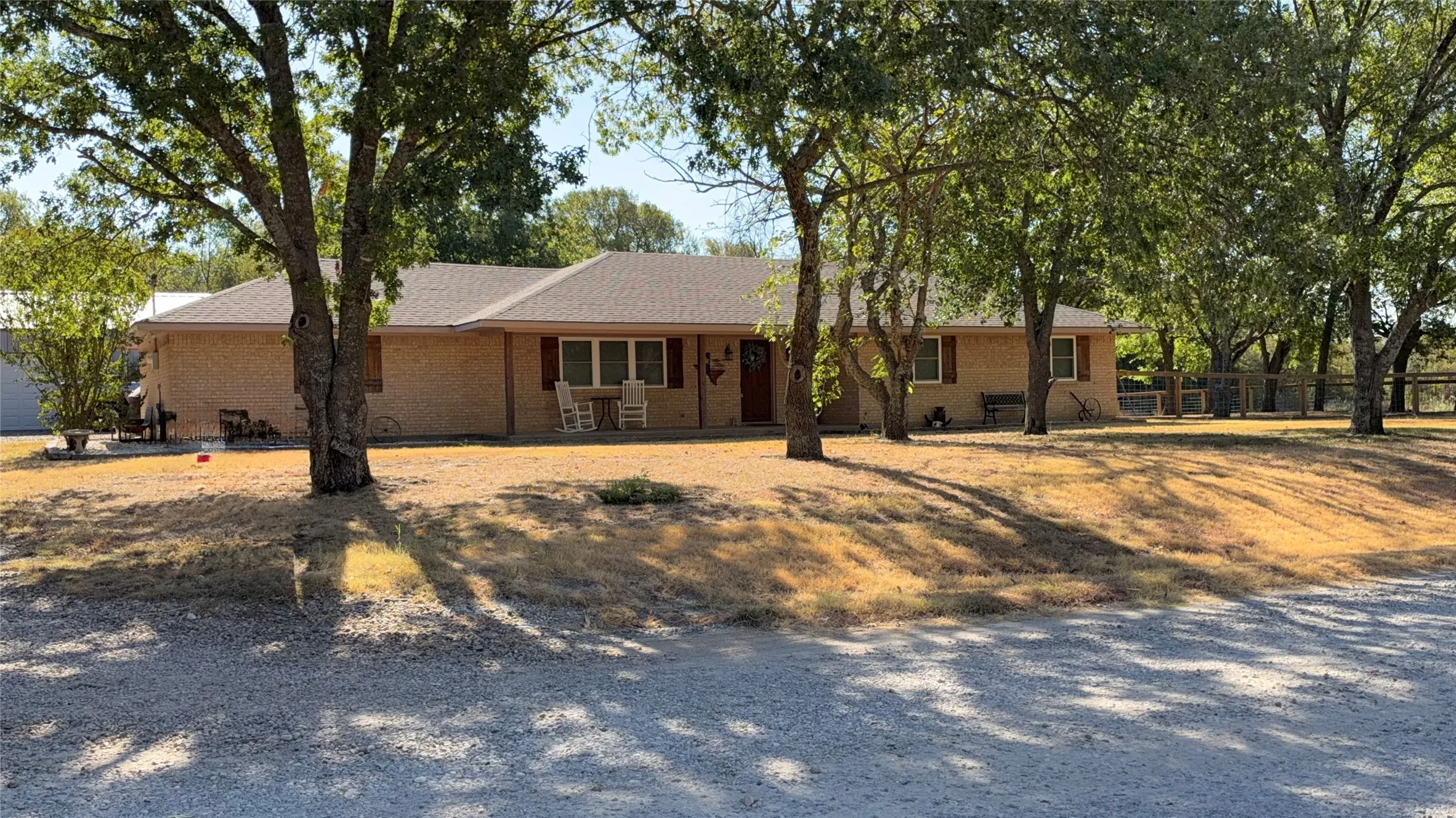 Single Family Residence For Sale in Fannin County , 328 County Road 4664, Leonard, Texas 75452, 4 Bedroom, 3 Bathroom, 1 Garage spaces, 1,932 Sqft, built in 1983, mls#21391855, Real Estate Agent in Leonard, Homes For Sale in Fannin county, Homes For Sale in Leonard, Realtor in Leonard Texas, Real Estate Brokerage Independent Realty Texas, Luminita Cordes Realtor