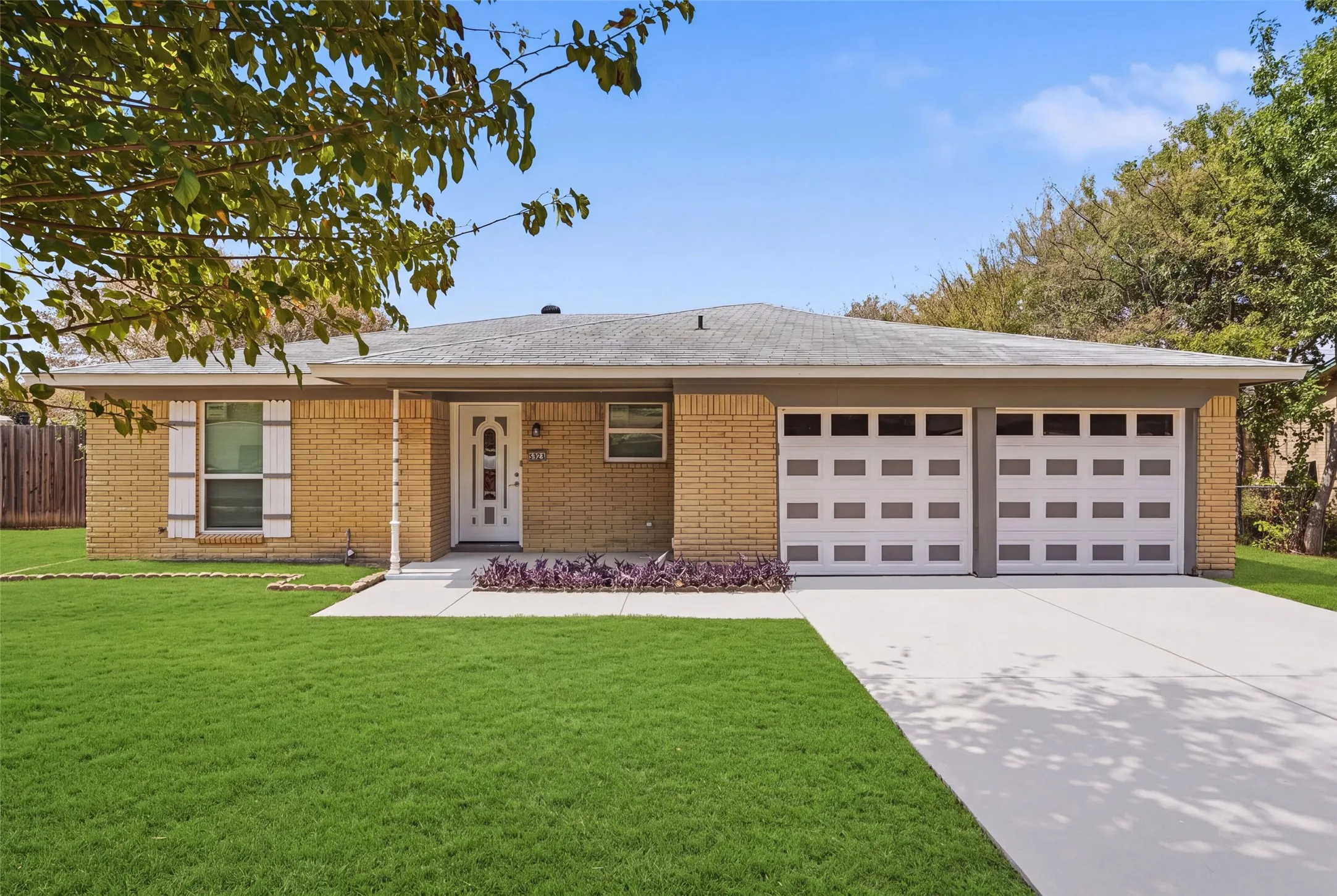 Single Family Residence For Sale in Tarrant County , 5921 Jackie Terrace, Watauga, Texas 76148, 3 Bedroom, 2 Bathroom, 2 Garage spaces, 1,318 Sqft, built in 1971, mls#21391862, Real Estate Agent in Watauga, Homes For Sale in Tarrant county, Homes For Sale in Watauga, Realtor in Watauga Texas, Real Estate Brokerage Independent Realty Texas, Luminita Cordes Realtor