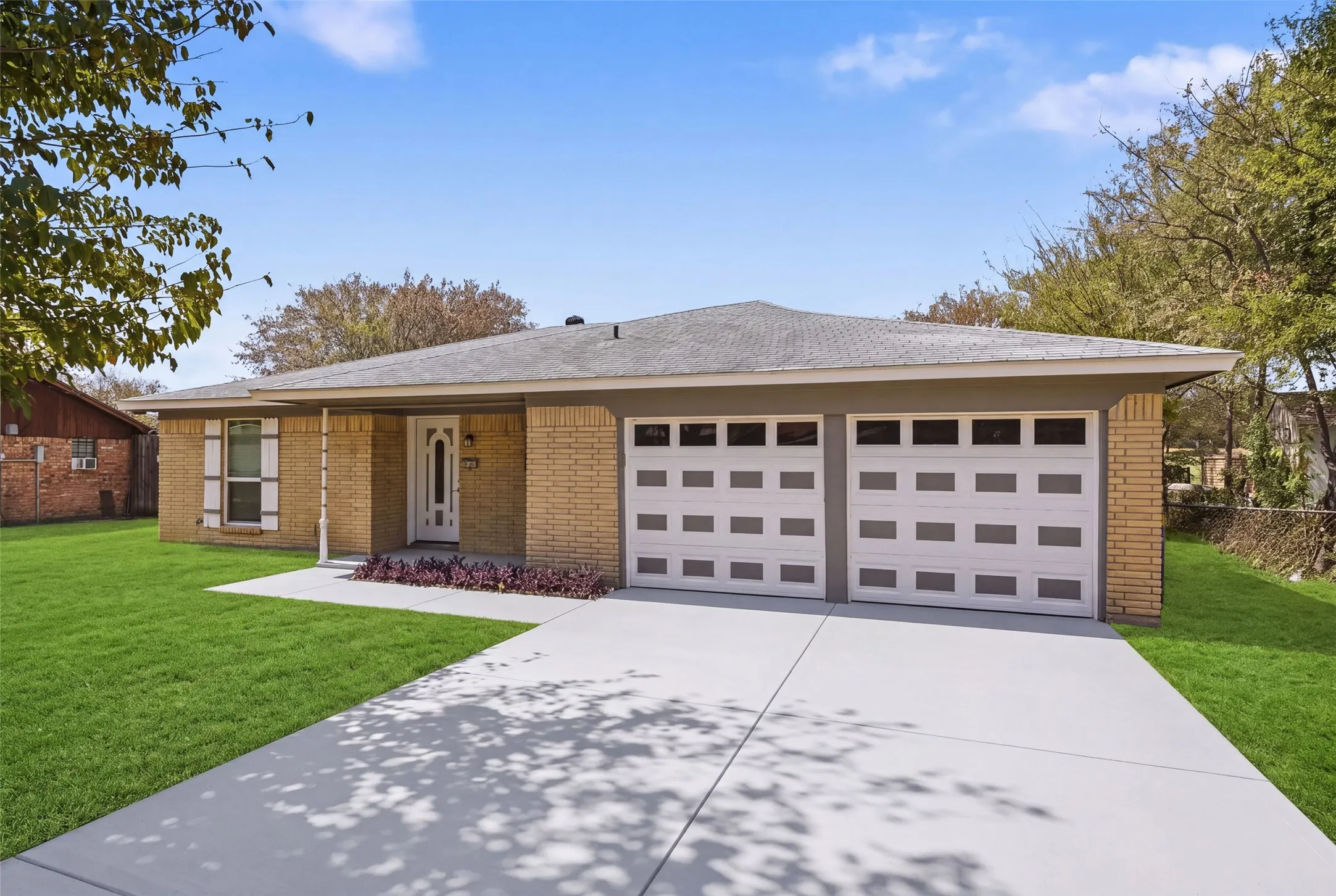 Single Family Residence For Sale in Tarrant County , 5921 Jackie Terrace, Watauga, Texas 76148, 3 Bedroom, 2 Bathroom, 2 Garage spaces, 1,318 Sqft, built in 1971, mls#21391862, Real Estate Agent in Watauga, Homes For Sale in Tarrant county, Homes For Sale in Watauga, Realtor in Watauga Texas, Real Estate Brokerage Independent Realty Texas, Luminita Cordes Realtor