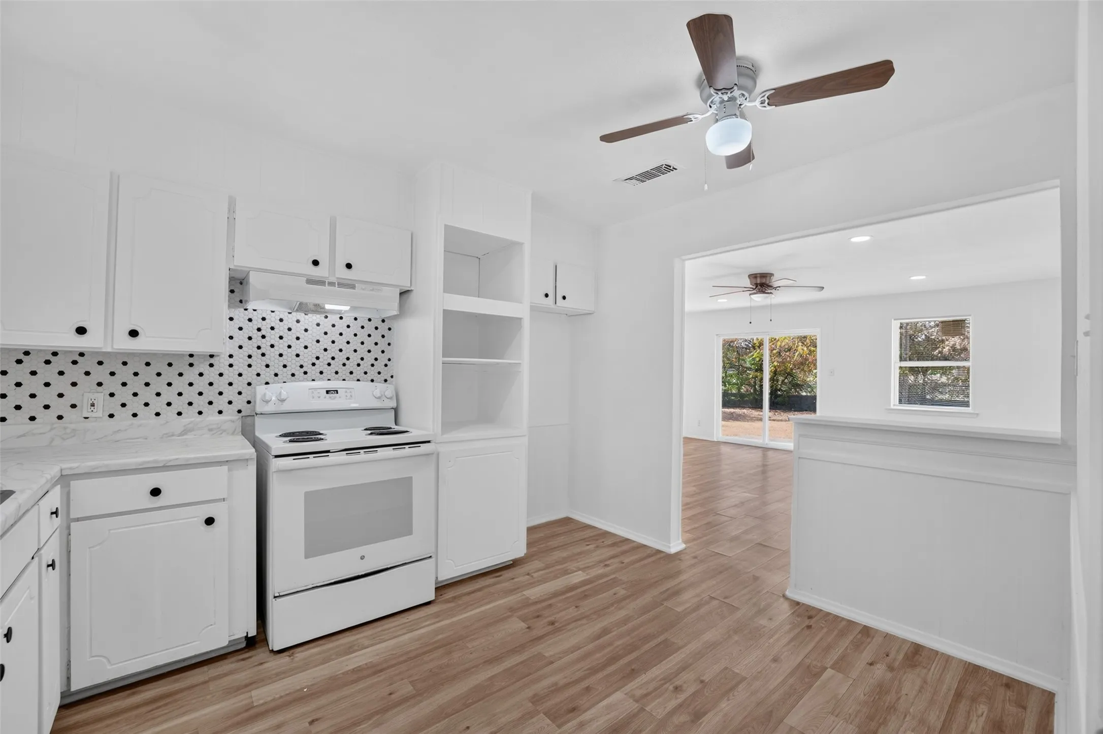 Single Family Residence For Sale in Tarrant County , 5921 Jackie Terrace, Watauga, Texas 76148, 3 Bedroom, 2 Bathroom, 2 Garage spaces, 1,318 Sqft, built in 1971, mls#21391862, Real Estate Agent in Watauga, Homes For Sale in Tarrant county, Homes For Sale in Watauga, Realtor in Watauga Texas, Real Estate Brokerage Independent Realty Texas, Luminita Cordes Realtor