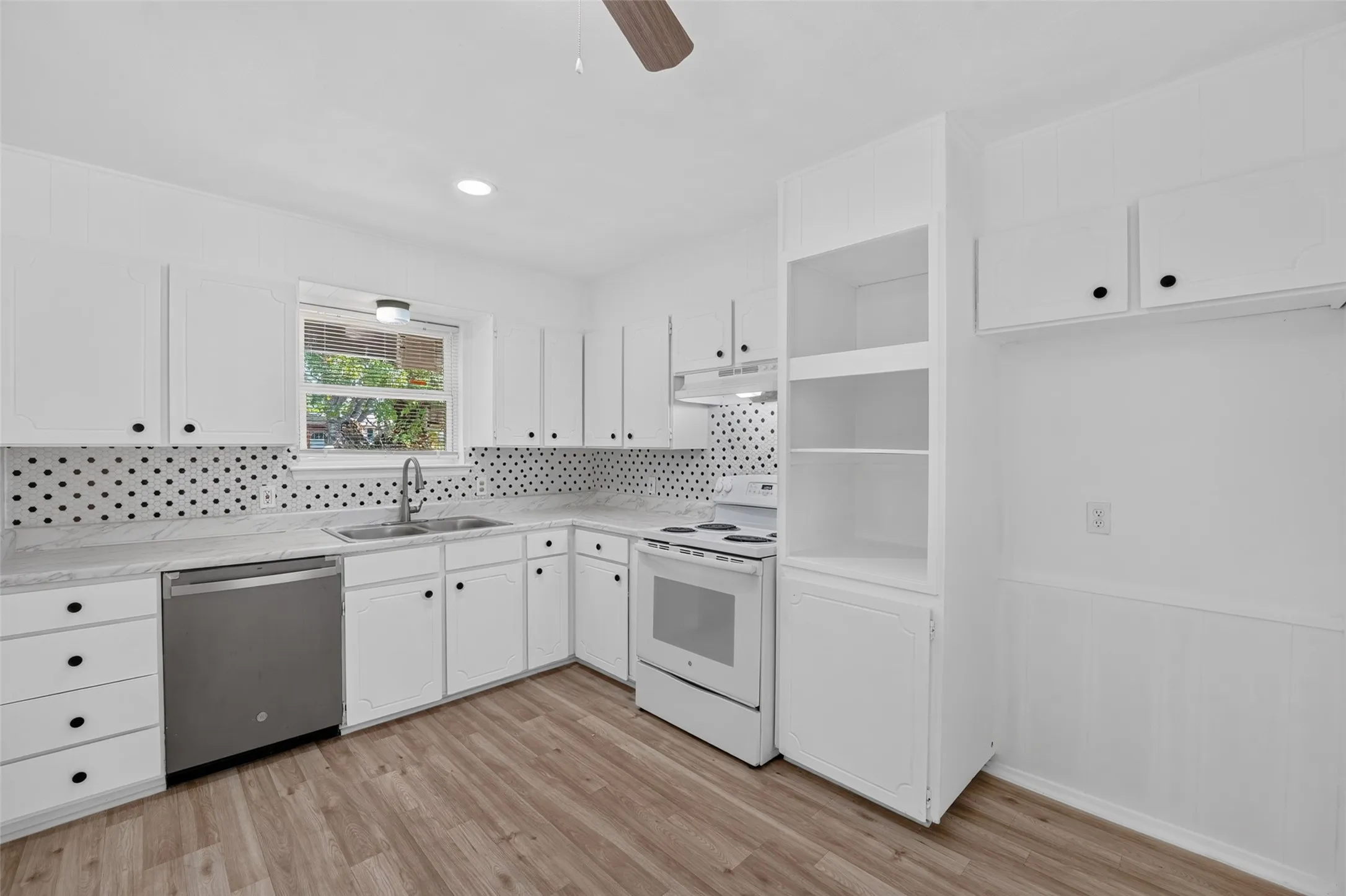 Single Family Residence For Sale in Tarrant County , 5921 Jackie Terrace, Watauga, Texas 76148, 3 Bedroom, 2 Bathroom, 2 Garage spaces, 1,318 Sqft, built in 1971, mls#21391862, Real Estate Agent in Watauga, Homes For Sale in Tarrant county, Homes For Sale in Watauga, Realtor in Watauga Texas, Real Estate Brokerage Independent Realty Texas, Luminita Cordes Realtor