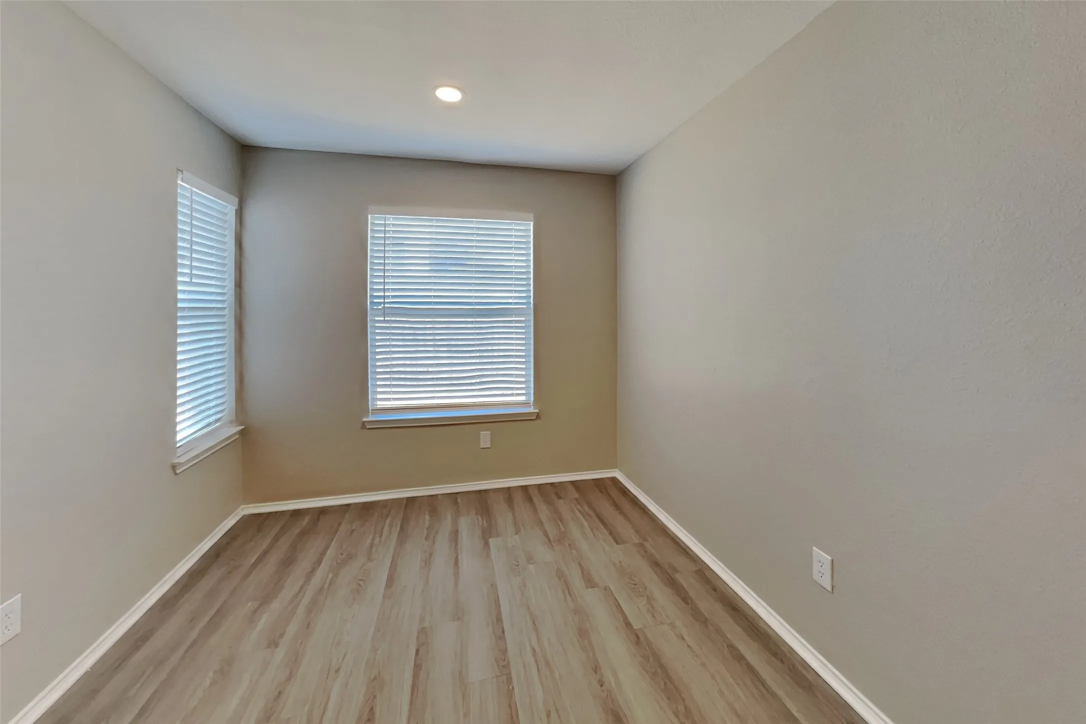 Single Family Residence For Rent in Tarrant County , 1709 Ryanfeld Drive, Mansfield, Texas 76063, 3 Bedroom, 2 Bathroom, 2 Garage spaces, 1,620 Sqft, built in 2002, mls#21391854, Real Estate Agent in Mansfield, Homes For Rent in Tarrant county, Homes For Rent in Mansfield, Realtor in Mansfield Texas, Real Estate Brokerage Independent Realty Texas, Luminita Cordes Realtor