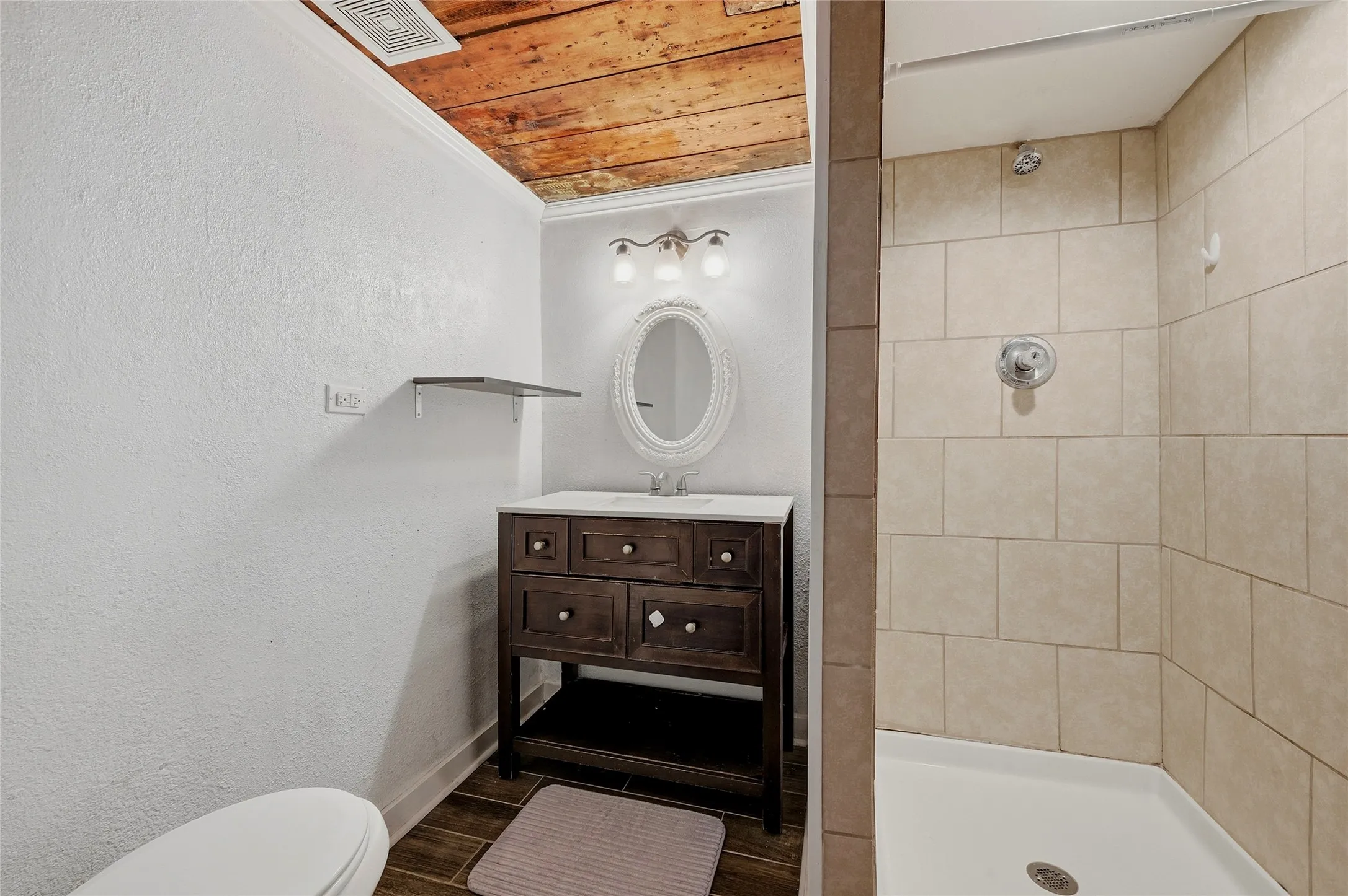 Single Family Residence For Rent in Grayson County , 605 E Woodard Street, Denison, Texas 75021, 2 Bedroom, 1 Bathroom, Garage spaces, 980 Sqft, built in 1900, mls#21391863, Real Estate Agent in Denison, Homes For Rent in Grayson county, Homes For Rent in Denison, Realtor in Denison Texas, Real Estate Brokerage Independent Realty Texas, Luminita Cordes Realtor