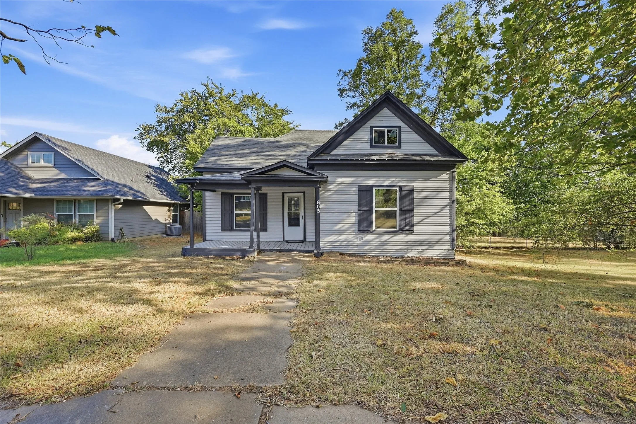 Single Family Residence For Rent in Grayson County , 605 E Woodard Street, Denison, Texas 75021, 2 Bedroom, 1 Bathroom, Garage spaces, 980 Sqft, built in 1900, mls#21391863, Real Estate Agent in Denison, Homes For Rent in Grayson county, Homes For Rent in Denison, Realtor in Denison Texas, Real Estate Brokerage Independent Realty Texas, Luminita Cordes Realtor