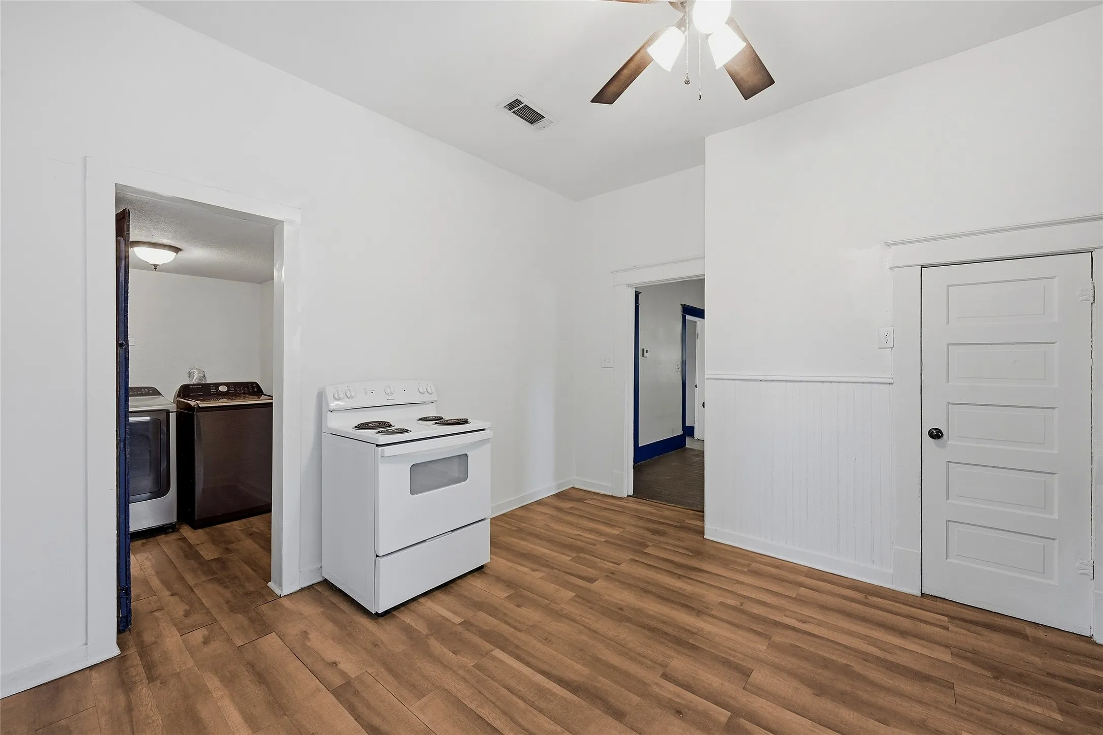Single Family Residence For Rent in Grayson County , 605 E Woodard Street, Denison, Texas 75021, 2 Bedroom, 1 Bathroom, Garage spaces, 980 Sqft, built in 1900, mls#21391863, Real Estate Agent in Denison, Homes For Rent in Grayson county, Homes For Rent in Denison, Realtor in Denison Texas, Real Estate Brokerage Independent Realty Texas, Luminita Cordes Realtor