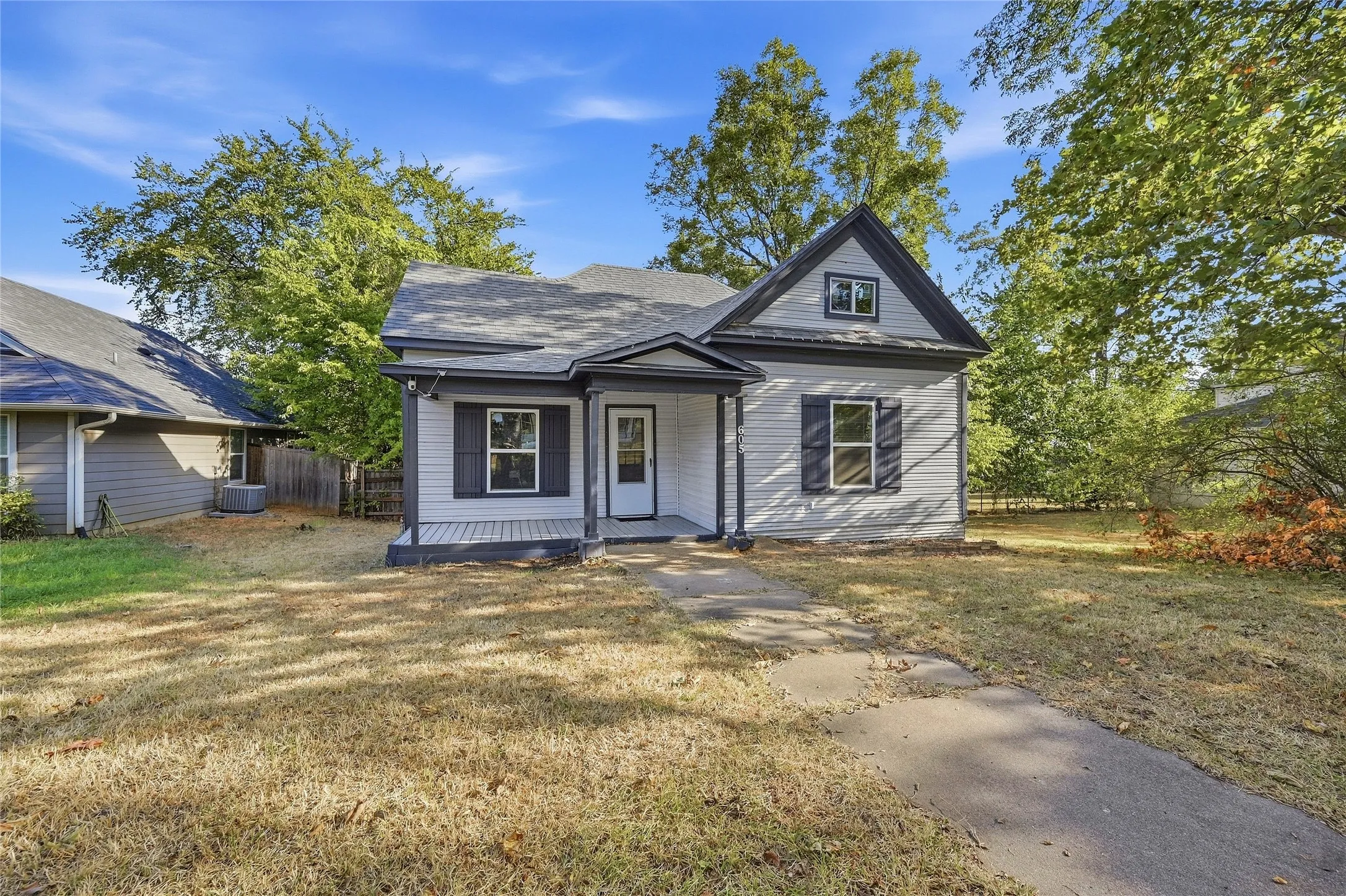 Single Family Residence For Rent in Grayson County , 605 E Woodard Street, Denison, Texas 75021, 2 Bedroom, 1 Bathroom, Garage spaces, 980 Sqft, built in 1900, mls#21391863, Real Estate Agent in Denison, Homes For Rent in Grayson county, Homes For Rent in Denison, Realtor in Denison Texas, Real Estate Brokerage Independent Realty Texas, Luminita Cordes Realtor