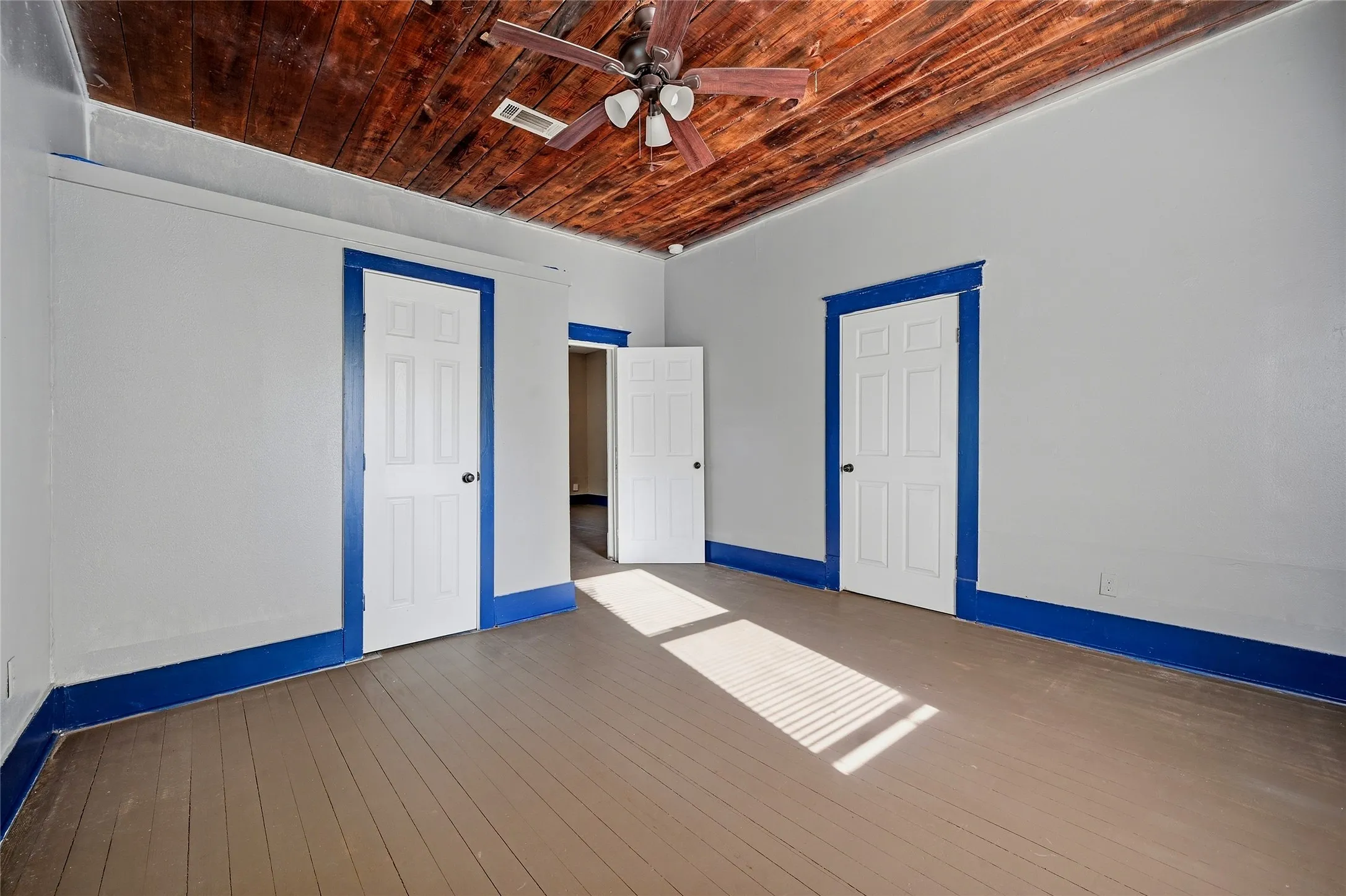 Single Family Residence For Rent in Grayson County , 605 E Woodard Street, Denison, Texas 75021, 2 Bedroom, 1 Bathroom, Garage spaces, 980 Sqft, built in 1900, mls#21391863, Real Estate Agent in Denison, Homes For Rent in Grayson county, Homes For Rent in Denison, Realtor in Denison Texas, Real Estate Brokerage Independent Realty Texas, Luminita Cordes Realtor
