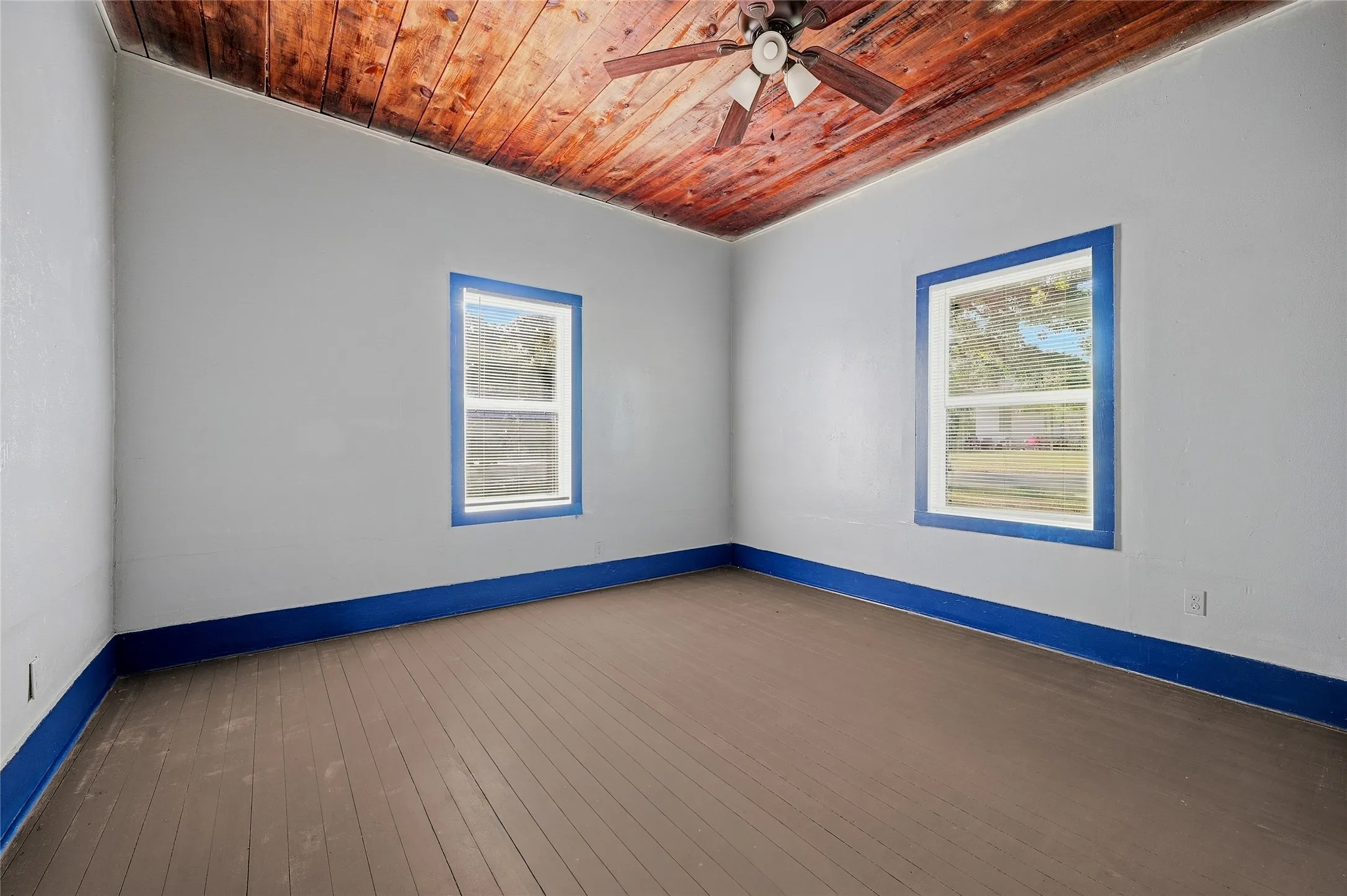Single Family Residence For Rent in Grayson County , 605 E Woodard Street, Denison, Texas 75021, 2 Bedroom, 1 Bathroom, Garage spaces, 980 Sqft, built in 1900, mls#21391863, Real Estate Agent in Denison, Homes For Rent in Grayson county, Homes For Rent in Denison, Realtor in Denison Texas, Real Estate Brokerage Independent Realty Texas, Luminita Cordes Realtor