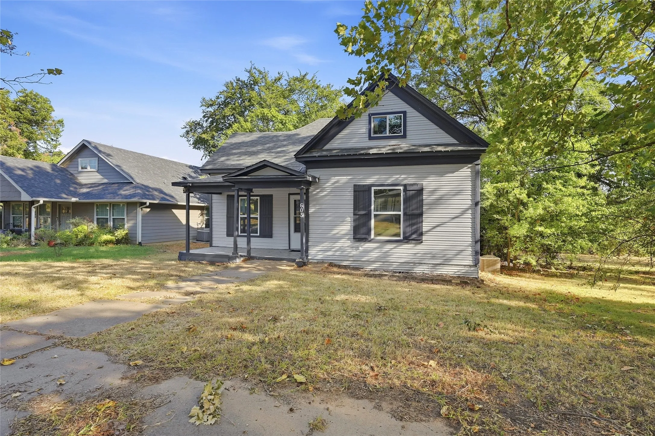 Single Family Residence For Rent in Grayson County , 605 E Woodard Street, Denison, Texas 75021, 2 Bedroom, 1 Bathroom, Garage spaces, 980 Sqft, built in 1900, mls#21391863, Real Estate Agent in Denison, Homes For Rent in Grayson county, Homes For Rent in Denison, Realtor in Denison Texas, Real Estate Brokerage Independent Realty Texas, Luminita Cordes Realtor