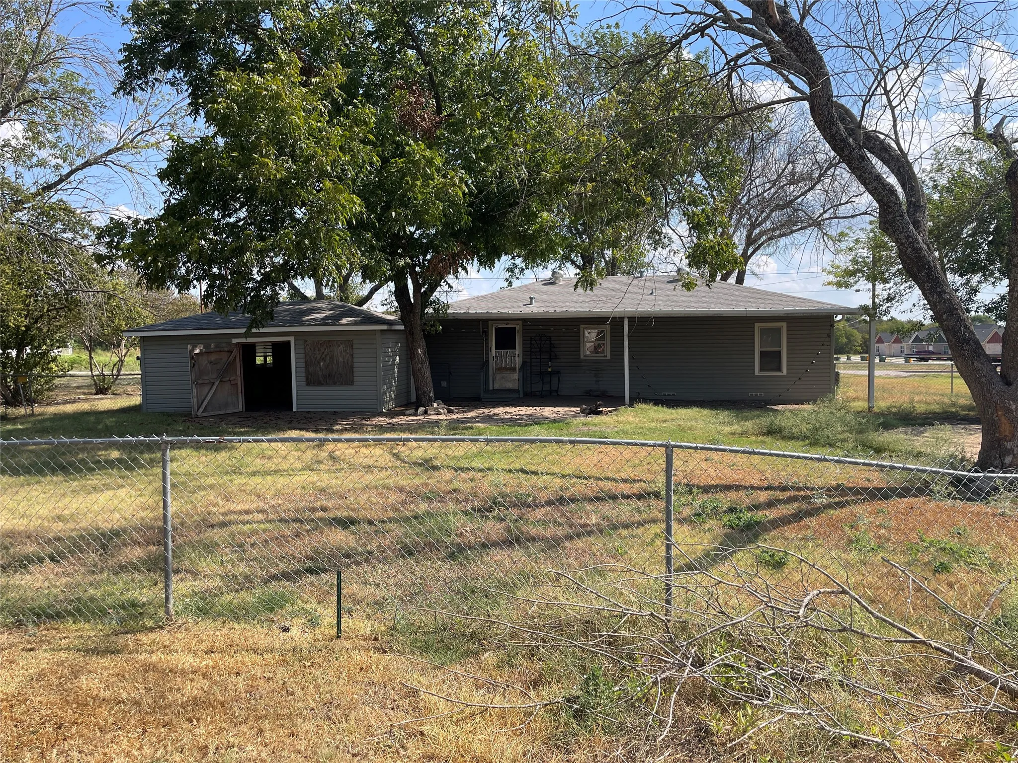 Single Family Residence For Sale in Mc Lennan County , 219 Playdium Drive, West, Texas 76691, 3 Bedroom, 1 Bathroom, 2 Garage spaces, 996 Sqft, built in 1962, mls#21391866, Real Estate Agent in West, Homes For Sale in Mc Lennan county, Homes For Sale in West, Realtor in West Texas, Real Estate Brokerage Independent Realty Texas, Luminita Cordes Realtor