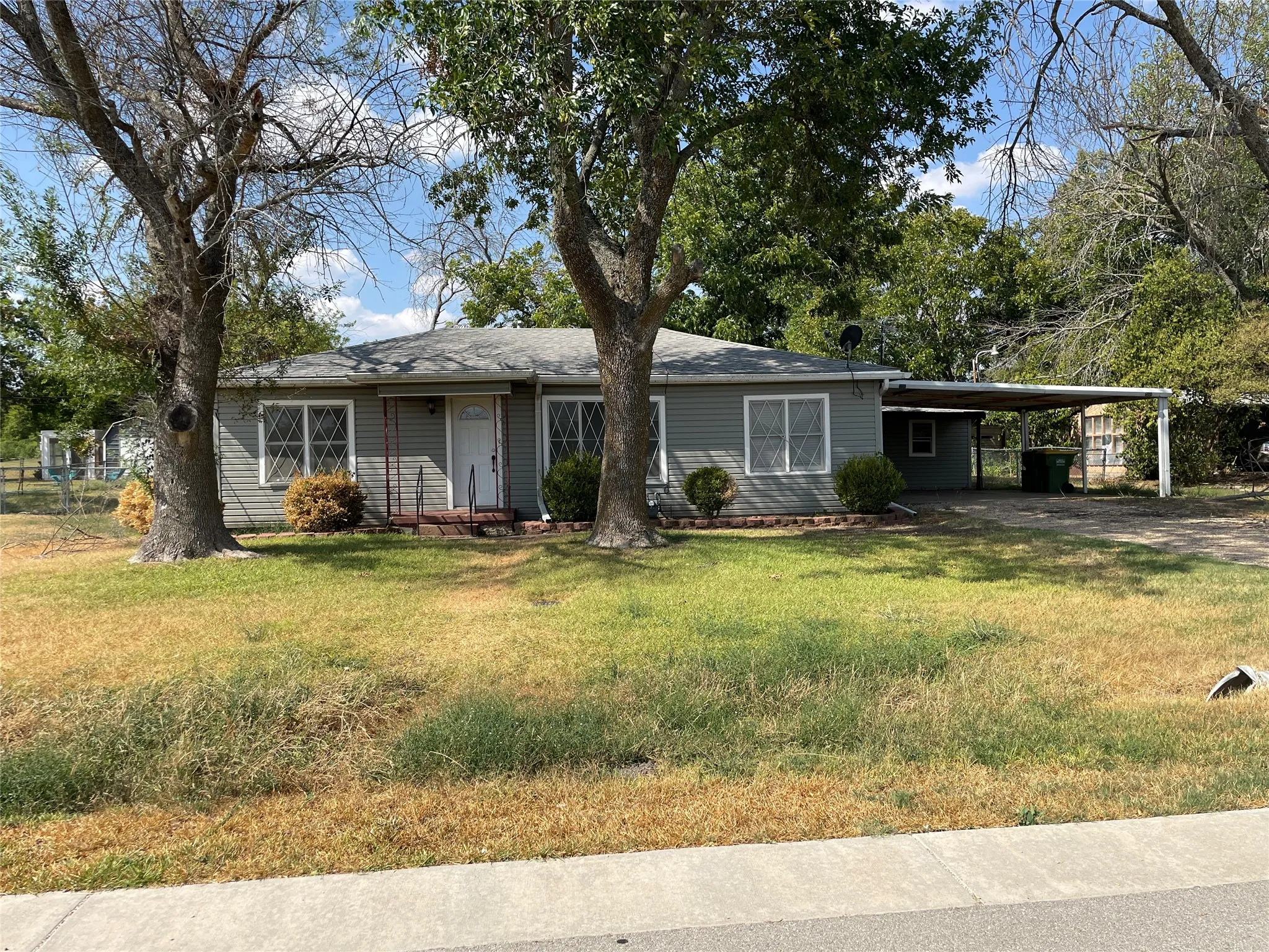 Single Family Residence For Sale in Mc Lennan County , 219 Playdium Drive, West, Texas 76691, 3 Bedroom, 1 Bathroom, 2 Garage spaces, 996 Sqft, built in 1962, mls#21391866, Real Estate Agent in West, Homes For Sale in Mc Lennan county, Homes For Sale in West, Realtor in West Texas, Real Estate Brokerage Independent Realty Texas, Luminita Cordes Realtor