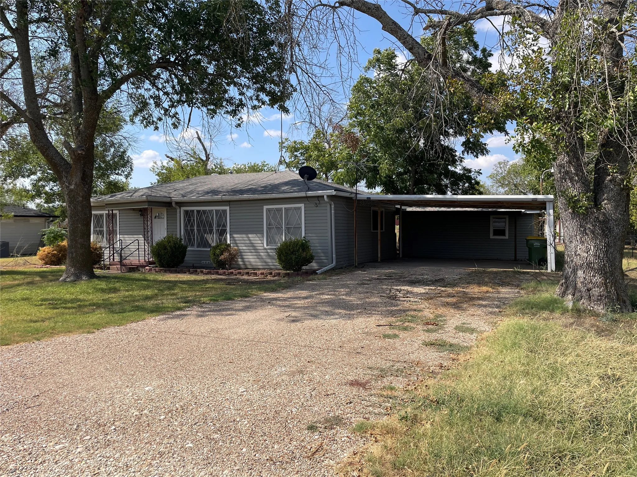 Single Family Residence For Sale in Mc Lennan County , 219 Playdium Drive, West, Texas 76691, 3 Bedroom, 1 Bathroom, 2 Garage spaces, 996 Sqft, built in 1962, mls#21391866, Real Estate Agent in West, Homes For Sale in Mc Lennan county, Homes For Sale in West, Realtor in West Texas, Real Estate Brokerage Independent Realty Texas, Luminita Cordes Realtor