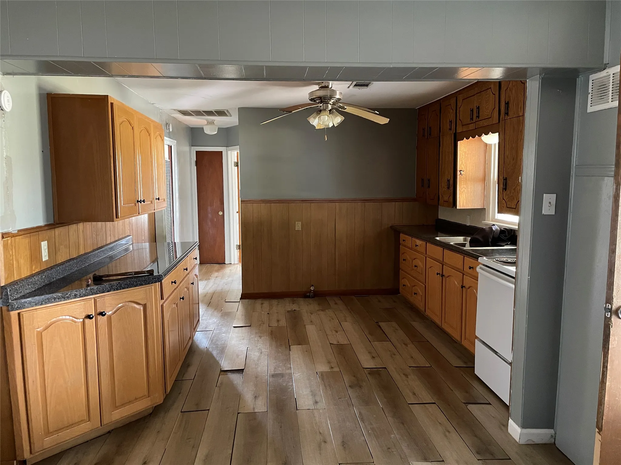 Single Family Residence For Sale in Mc Lennan County , 219 Playdium Drive, West, Texas 76691, 3 Bedroom, 1 Bathroom, 2 Garage spaces, 996 Sqft, built in 1962, mls#21391866, Real Estate Agent in West, Homes For Sale in Mc Lennan county, Homes For Sale in West, Realtor in West Texas, Real Estate Brokerage Independent Realty Texas, Luminita Cordes Realtor
