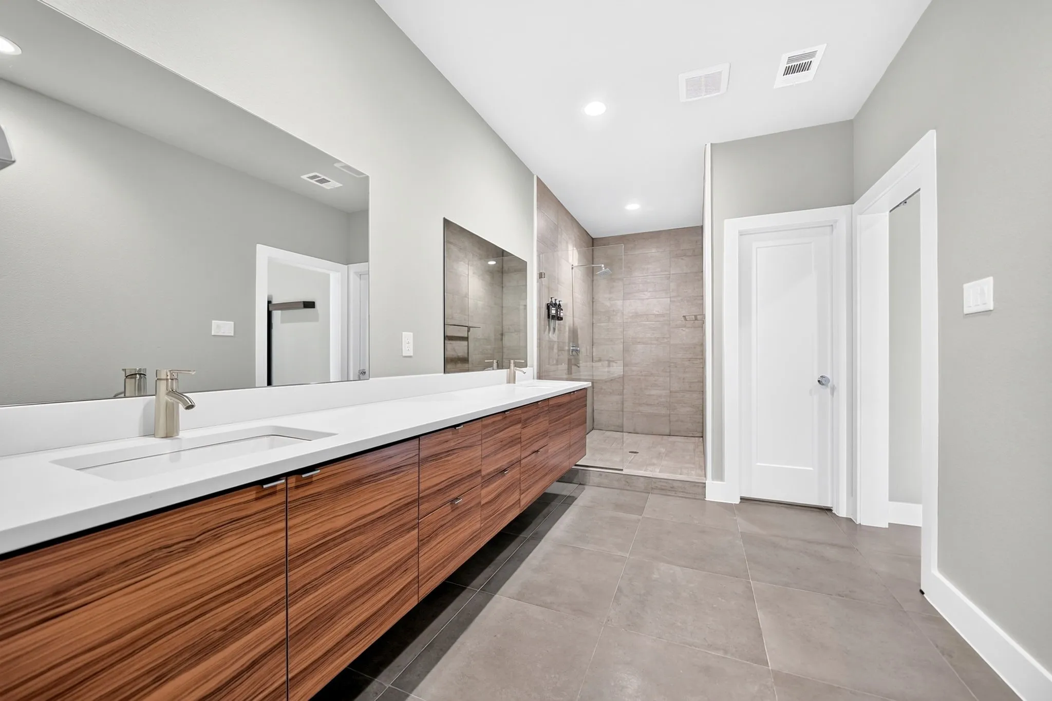 Single Family Residence For Sale in Dallas County , 4234 Merrell Road, Dallas, Texas 75229, 4 Bedroom, 5 Bathroom, 2 Garage spaces, 3,663 Sqft, built in 2018, mls#21391414, Real Estate Agent in Dallas, Homes For Sale in Dallas county, Homes For Sale in Dallas, Realtor in Dallas Texas, Real Estate Brokerage Independent Realty Texas, Luminita Cordes Realtor