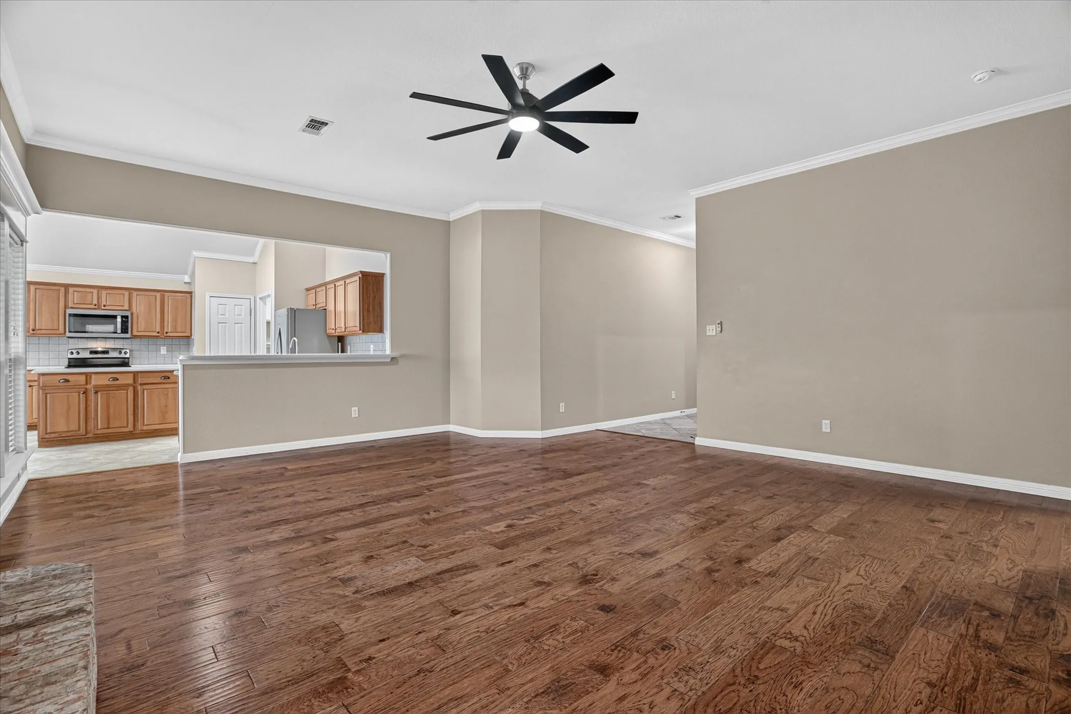 Single Family Residence For Sale in Johnson County , 1004 Eden Street, Burleson, Texas 76028, 4 Bedroom, 2 Bathroom, 2 Garage spaces, 2,138 Sqft, built in 2002, mls#21391867, Real Estate Agent in Burleson, Homes For Sale in Johnson county, Homes For Sale in Burleson, Realtor in Burleson Texas, Real Estate Brokerage Independent Realty Texas, Luminita Cordes Realtor