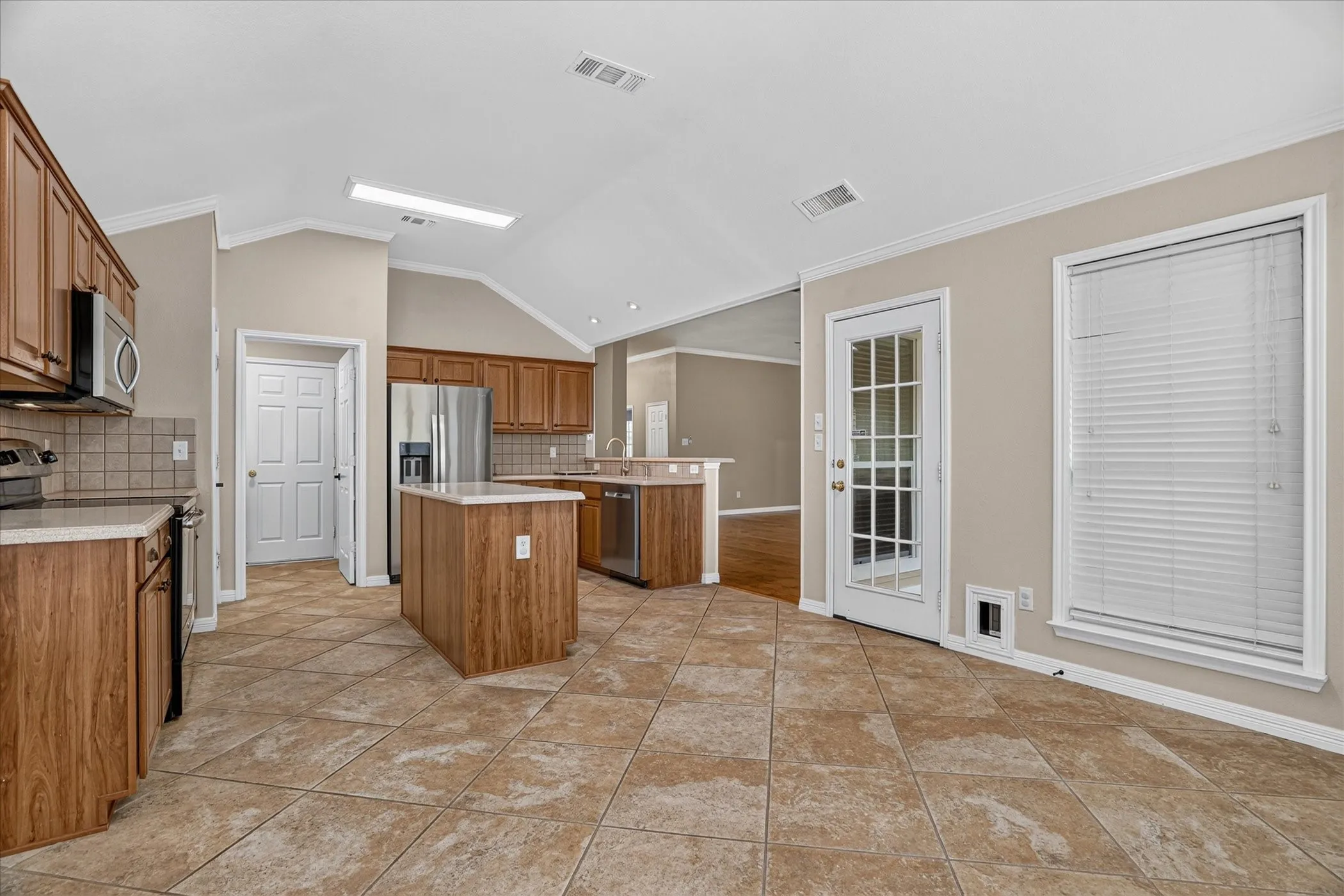 Single Family Residence For Sale in Johnson County , 1004 Eden Street, Burleson, Texas 76028, 4 Bedroom, 2 Bathroom, 2 Garage spaces, 2,138 Sqft, built in 2002, mls#21391867, Real Estate Agent in Burleson, Homes For Sale in Johnson county, Homes For Sale in Burleson, Realtor in Burleson Texas, Real Estate Brokerage Independent Realty Texas, Luminita Cordes Realtor