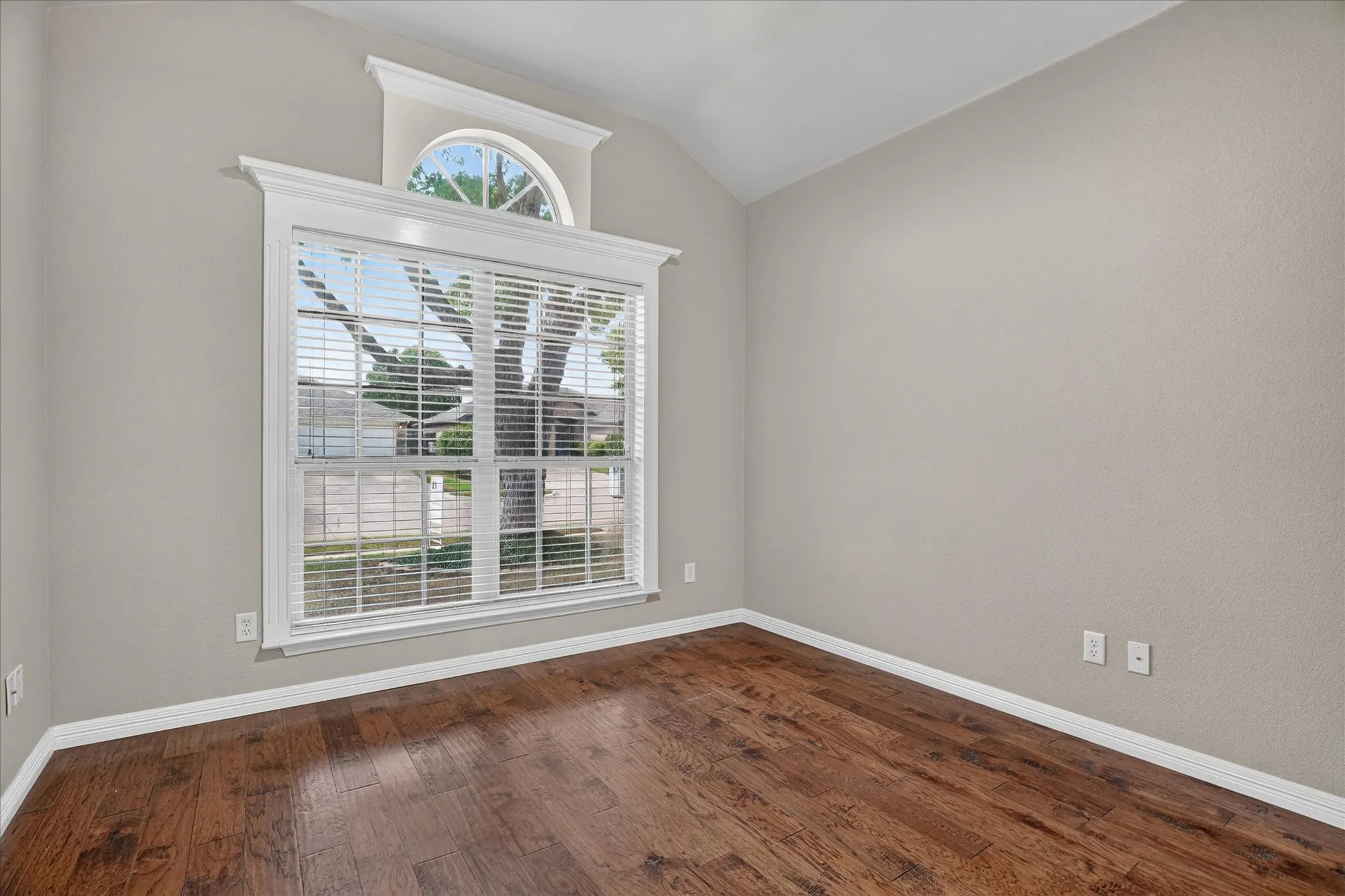 Single Family Residence For Sale in Johnson County , 1004 Eden Street, Burleson, Texas 76028, 4 Bedroom, 2 Bathroom, 2 Garage spaces, 2,138 Sqft, built in 2002, mls#21391867, Real Estate Agent in Burleson, Homes For Sale in Johnson county, Homes For Sale in Burleson, Realtor in Burleson Texas, Real Estate Brokerage Independent Realty Texas, Luminita Cordes Realtor