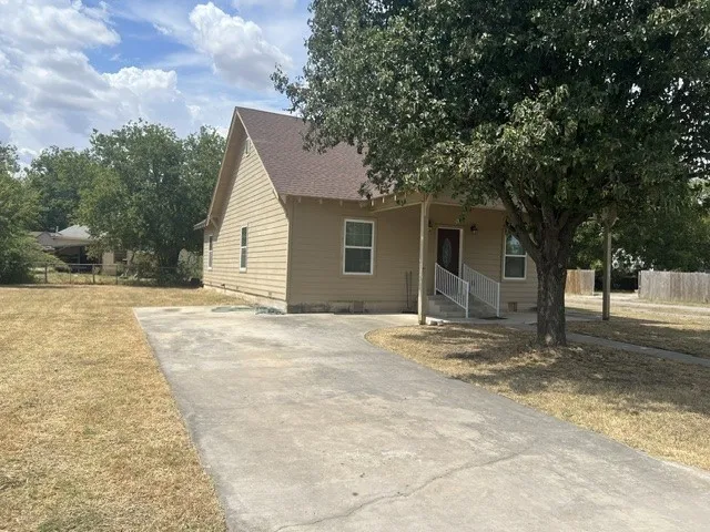 Single Family Residence For Rent in Cooke County , 1333 N Commerce Street, Gainesville, Texas 76240, 3 Bedroom, 3 Bathroom, Garage spaces, 1,368 Sqft, built in 1940, mls#21382753, Real Estate Agent in Gainesville, Homes For Rent in Cooke county, Homes For Rent in Gainesville, Realtor in Gainesville Texas, Real Estate Brokerage Independent Realty Texas, Luminita Cordes Realtor