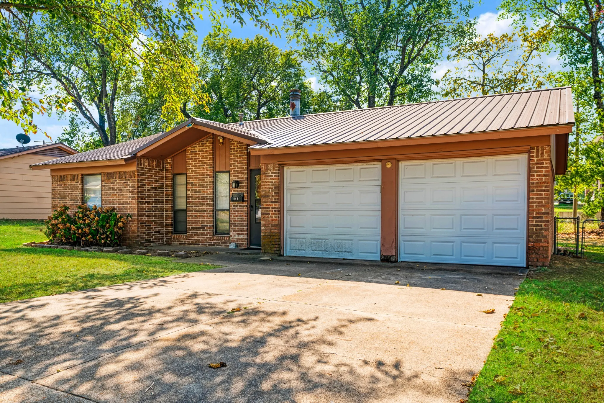 Single Family Residence For Sale in Lamar County , 1165 22 nd, Paris, Texas 75460, 3 Bedroom, 2 Bathroom, 1 Garage spaces, 1,199 Sqft, built in 1990, mls#21391884, Real Estate Agent in Paris, Homes For Sale in Lamar county, Homes For Sale in Paris, Realtor in Paris Texas, Real Estate Brokerage Independent Realty Texas, Luminita Cordes Realtor