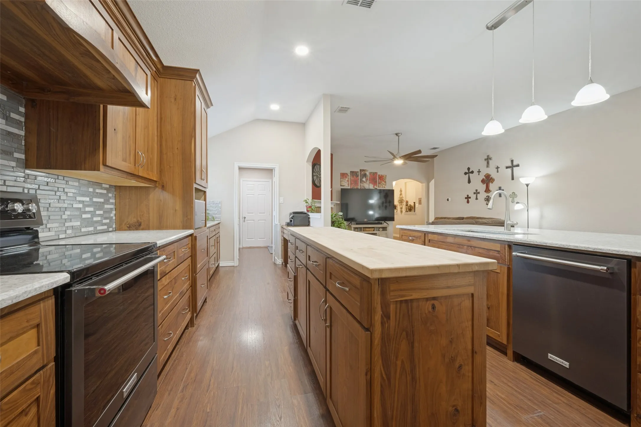 Single Family Residence For Sale in Denton County , 217 Southpeak Lane, Ponder, Texas 76259, 4 Bedroom, 2 Bathroom, 2 Garage spaces, 1,862 Sqft, built in 2006, mls#21391816, Real Estate Agent in Ponder, Homes For Sale in Denton county, Homes For Sale in Ponder, Realtor in Ponder Texas, Real Estate Brokerage Independent Realty Texas, Luminita Cordes Realtor