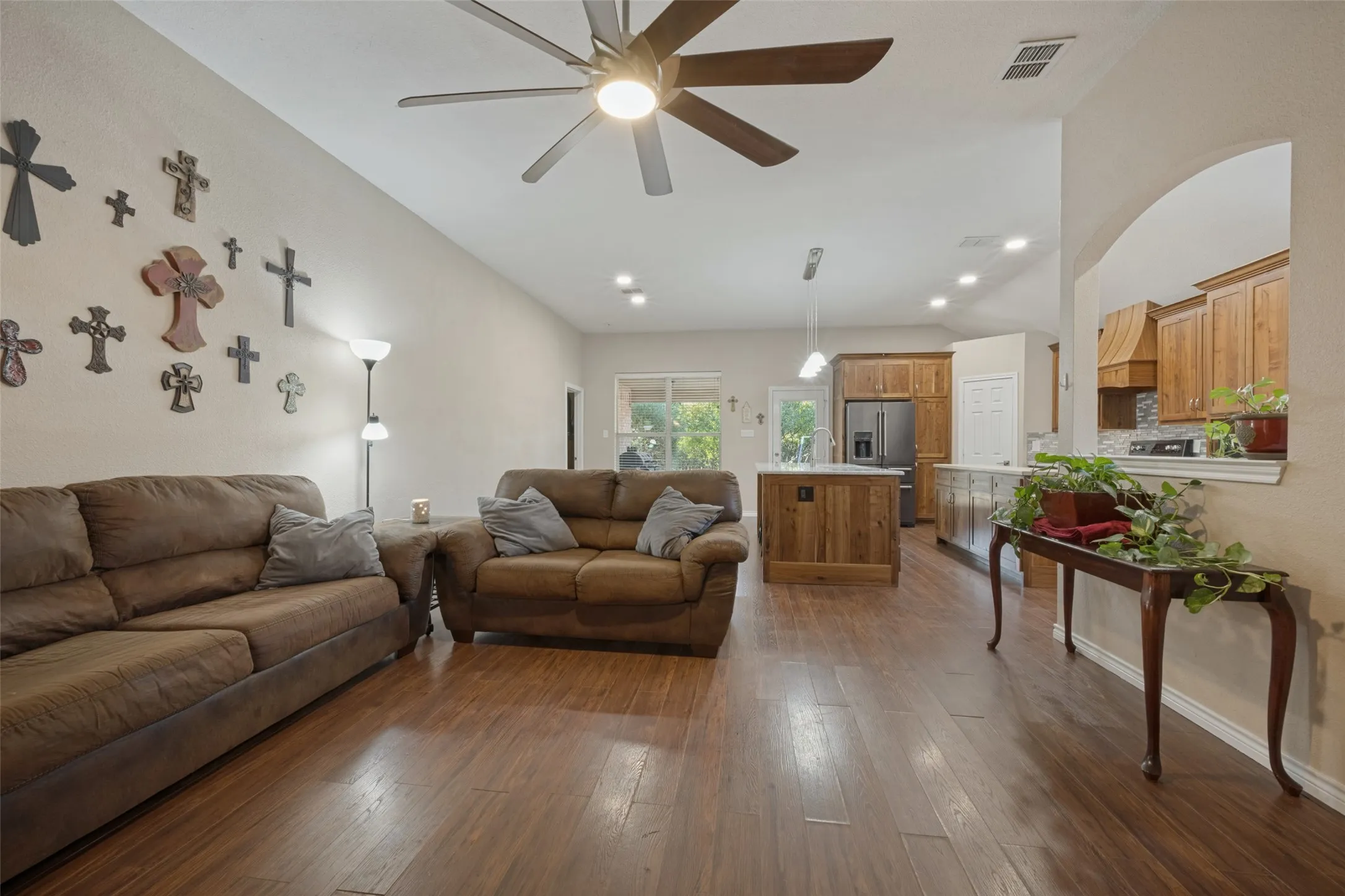 Single Family Residence For Sale in Denton County , 217 Southpeak Lane, Ponder, Texas 76259, 4 Bedroom, 2 Bathroom, 2 Garage spaces, 1,862 Sqft, built in 2006, mls#21391816, Real Estate Agent in Ponder, Homes For Sale in Denton county, Homes For Sale in Ponder, Realtor in Ponder Texas, Real Estate Brokerage Independent Realty Texas, Luminita Cordes Realtor