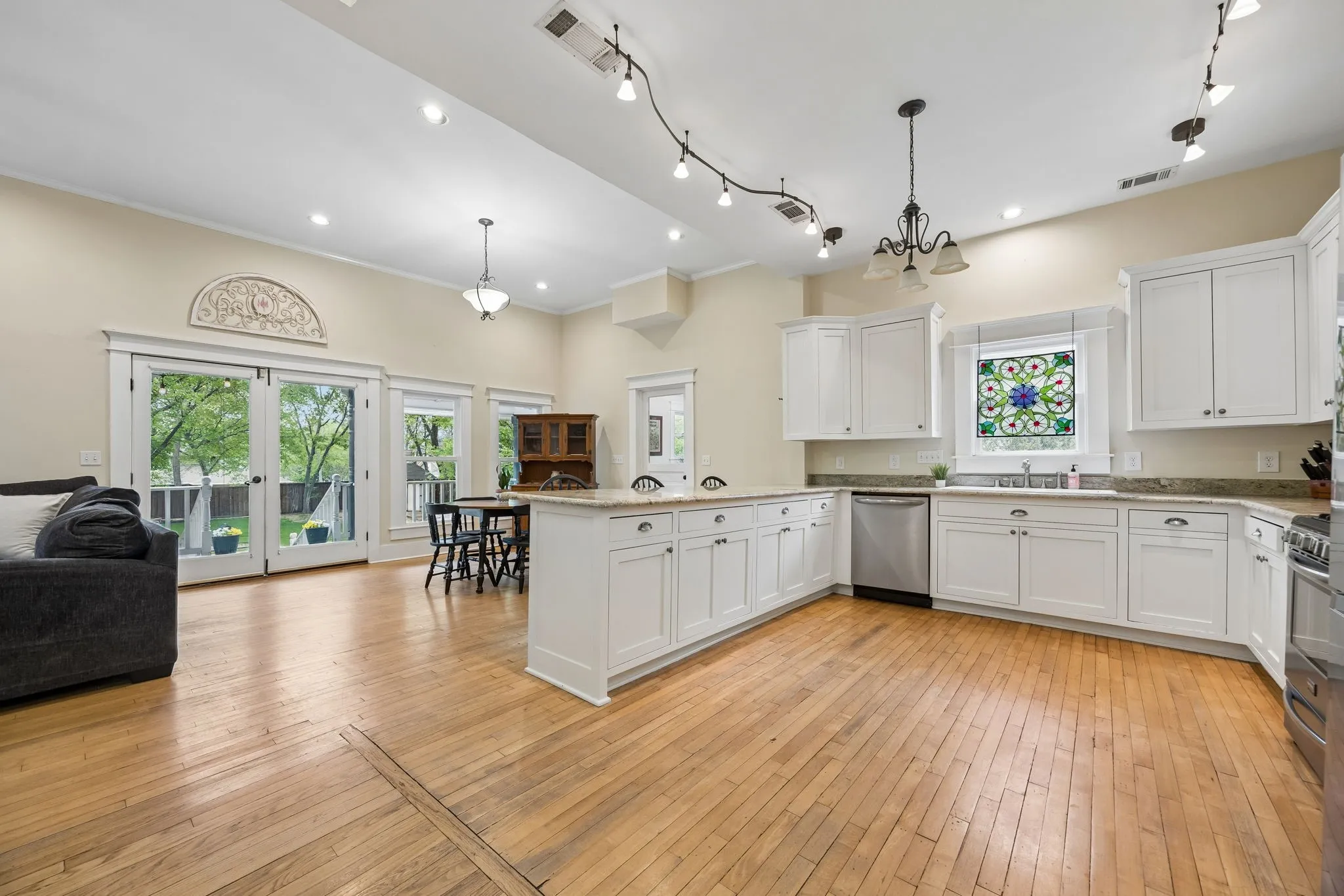 Single Family Residence For Sale in Collin County , 610 N Church Street, Mc Kinney, Texas 75069, 6 Bedroom, 4 Bathroom, 2 Garage spaces, 4,746 Sqft, built in 1895, mls#21391852, Real Estate Agent in Mc Kinney, Homes For Sale in Collin county, Homes For Sale in Mc Kinney, Realtor in Mc Kinney Texas, Real Estate Brokerage Independent Realty Texas, Luminita Cordes Realtor