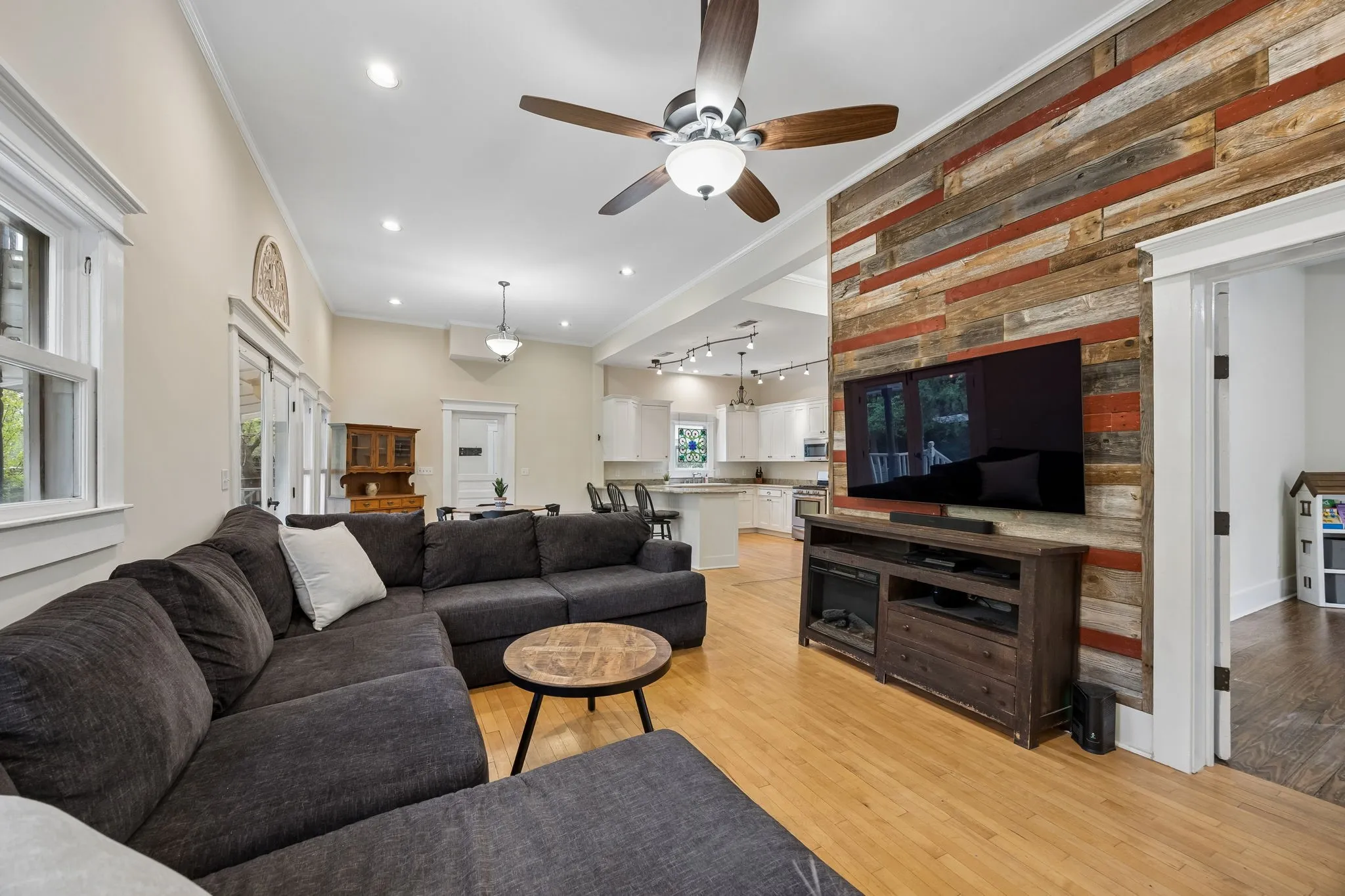 Single Family Residence For Sale in Collin County , 610 N Church Street, Mc Kinney, Texas 75069, 6 Bedroom, 4 Bathroom, 2 Garage spaces, 4,746 Sqft, built in 1895, mls#21391852, Real Estate Agent in Mc Kinney, Homes For Sale in Collin county, Homes For Sale in Mc Kinney, Realtor in Mc Kinney Texas, Real Estate Brokerage Independent Realty Texas, Luminita Cordes Realtor
