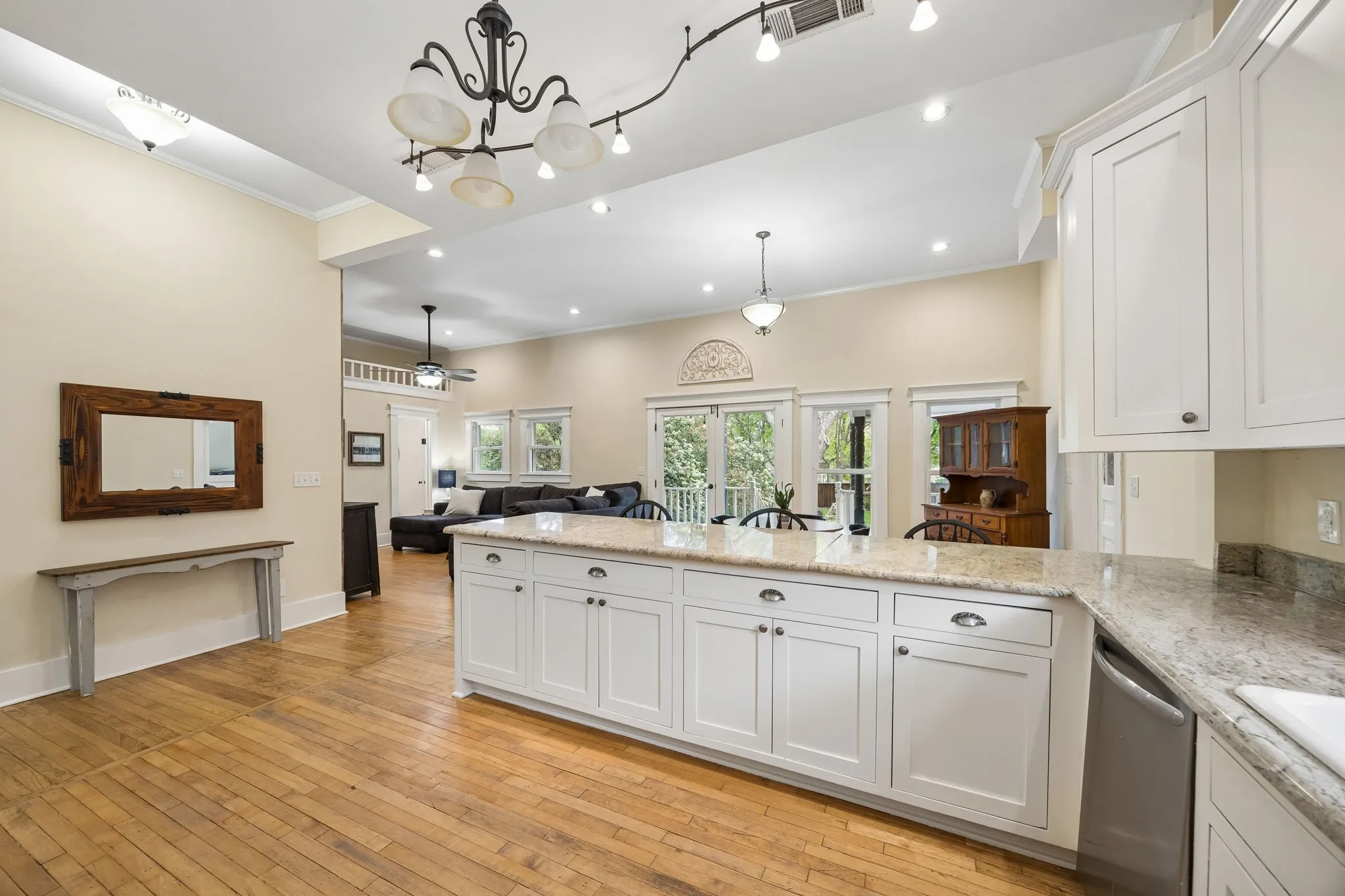 Single Family Residence For Sale in Collin County , 610 N Church Street, Mc Kinney, Texas 75069, 6 Bedroom, 4 Bathroom, 2 Garage spaces, 4,746 Sqft, built in 1895, mls#21391852, Real Estate Agent in Mc Kinney, Homes For Sale in Collin county, Homes For Sale in Mc Kinney, Realtor in Mc Kinney Texas, Real Estate Brokerage Independent Realty Texas, Luminita Cordes Realtor