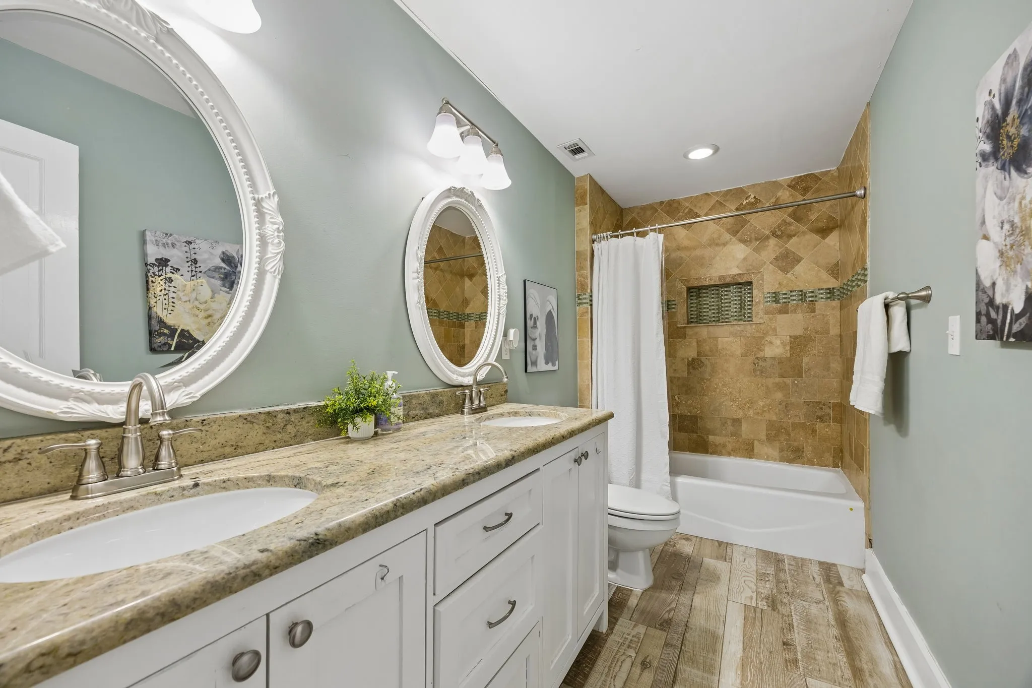 Single Family Residence For Sale in Collin County , 610 N Church Street, Mc Kinney, Texas 75069, 6 Bedroom, 4 Bathroom, 2 Garage spaces, 4,746 Sqft, built in 1895, mls#21391852, Real Estate Agent in Mc Kinney, Homes For Sale in Collin county, Homes For Sale in Mc Kinney, Realtor in Mc Kinney Texas, Real Estate Brokerage Independent Realty Texas, Luminita Cordes Realtor