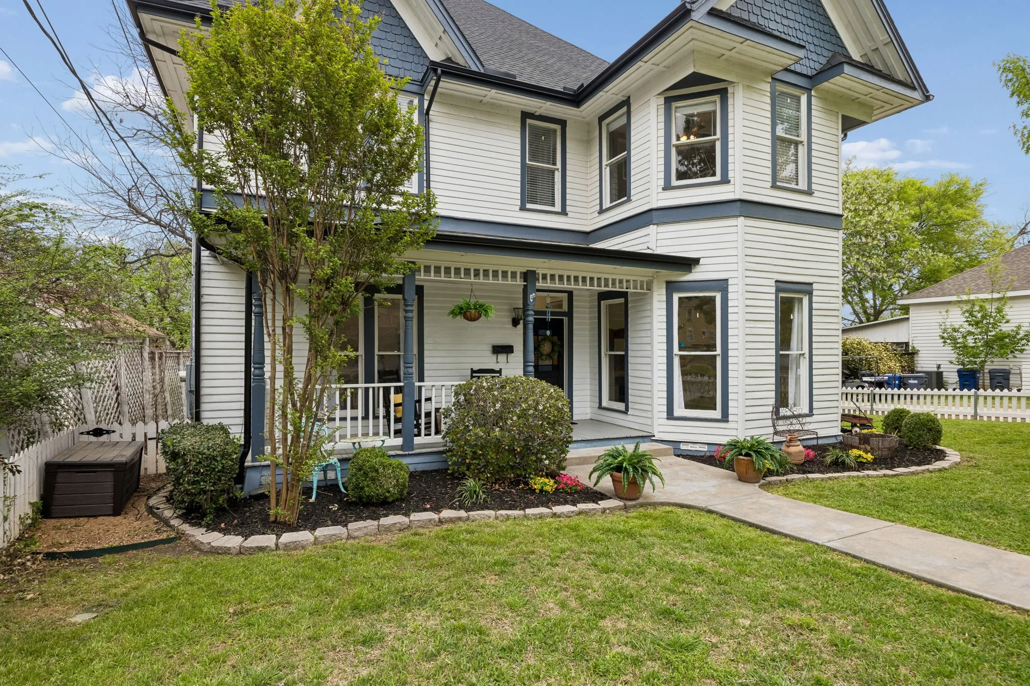 Single Family Residence For Sale in Collin County , 610 N Church Street, Mc Kinney, Texas 75069, 6 Bedroom, 4 Bathroom, 2 Garage spaces, 4,746 Sqft, built in 1895, mls#21391852, Real Estate Agent in Mc Kinney, Homes For Sale in Collin county, Homes For Sale in Mc Kinney, Realtor in Mc Kinney Texas, Real Estate Brokerage Independent Realty Texas, Luminita Cordes Realtor