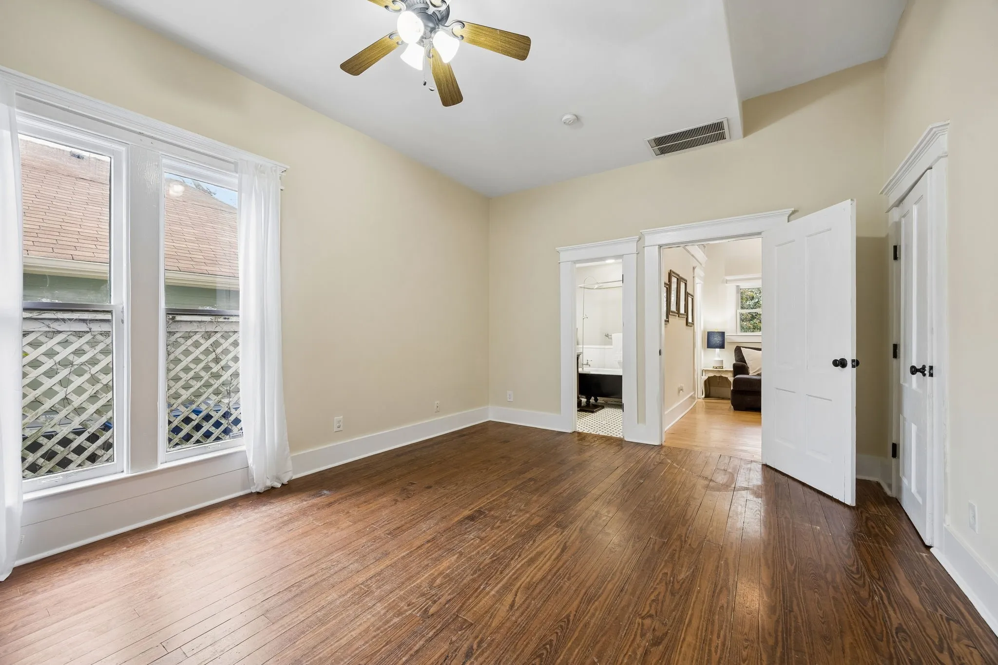 Single Family Residence For Sale in Collin County , 610 N Church Street, Mc Kinney, Texas 75069, 6 Bedroom, 4 Bathroom, 2 Garage spaces, 4,746 Sqft, built in 1895, mls#21391852, Real Estate Agent in Mc Kinney, Homes For Sale in Collin county, Homes For Sale in Mc Kinney, Realtor in Mc Kinney Texas, Real Estate Brokerage Independent Realty Texas, Luminita Cordes Realtor