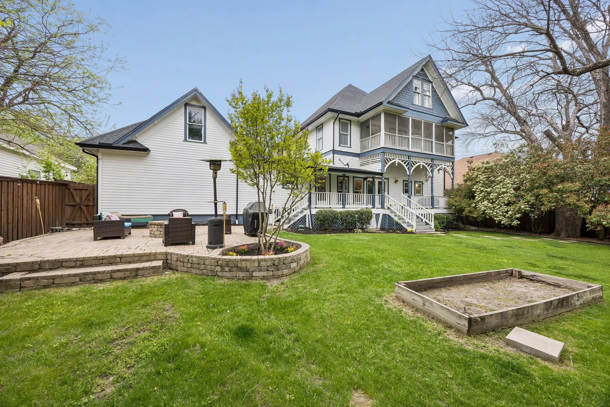 Single Family Residence For Sale in Collin County , 610 N Church Street, Mc Kinney, Texas 75069, 6 Bedroom, 4 Bathroom, 2 Garage spaces, 4,746 Sqft, built in 1895, mls#21391852, Real Estate Agent in Mc Kinney, Homes For Sale in Collin county, Homes For Sale in Mc Kinney, Realtor in Mc Kinney Texas, Real Estate Brokerage Independent Realty Texas, Luminita Cordes Realtor