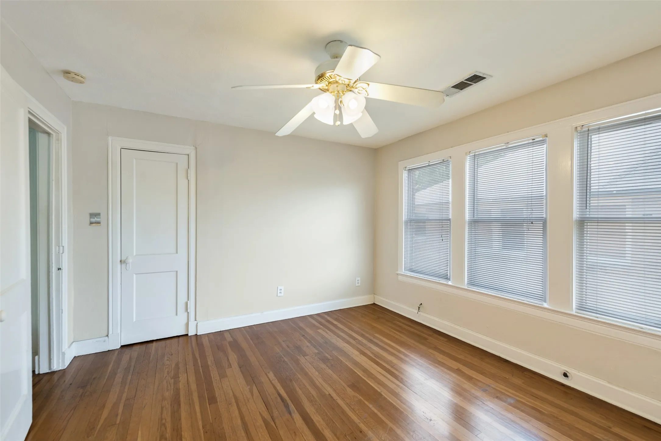 Duplex For Rent in Dallas County , 6005 Ross Avenue 6007, Dallas, Texas 75206, 2 Bedroom, 1 Bathroom, Garage spaces, 1,200 Sqft, built in 1930, mls#21391895, Real Estate Agent in Dallas, Homes For Rent in Dallas county, Homes For Rent in Dallas, Realtor in Dallas Texas, Real Estate Brokerage Independent Realty Texas, Luminita Cordes Realtor