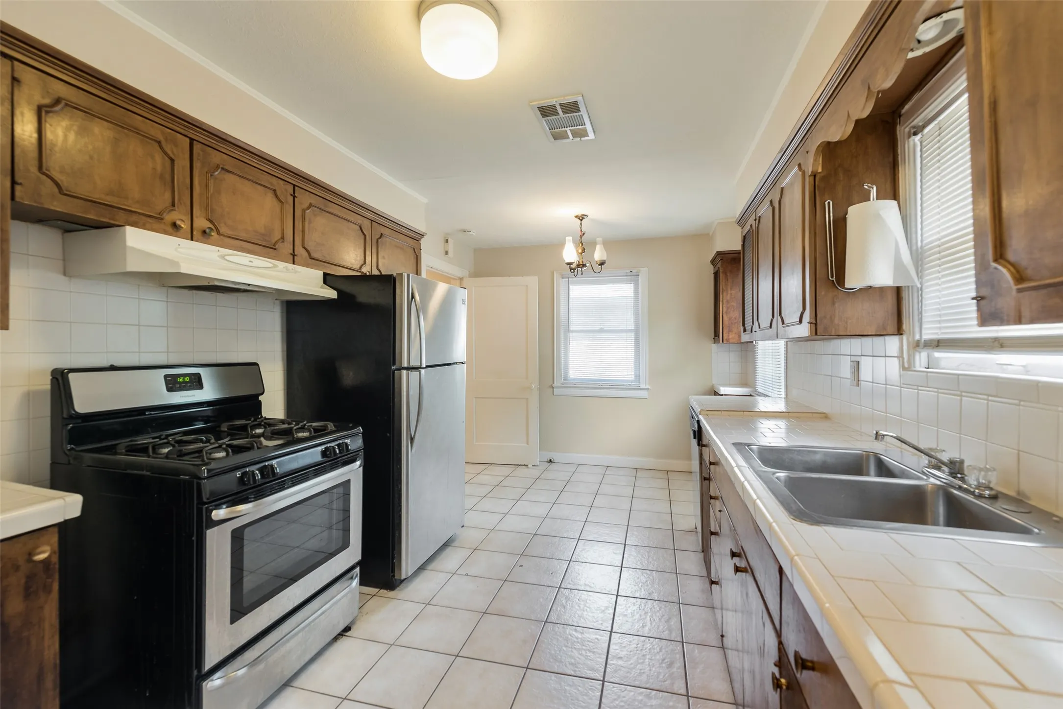 Duplex For Rent in Dallas County , 6005 Ross Avenue 6007, Dallas, Texas 75206, 2 Bedroom, 1 Bathroom, Garage spaces, 1,200 Sqft, built in 1930, mls#21391895, Real Estate Agent in Dallas, Homes For Rent in Dallas county, Homes For Rent in Dallas, Realtor in Dallas Texas, Real Estate Brokerage Independent Realty Texas, Luminita Cordes Realtor