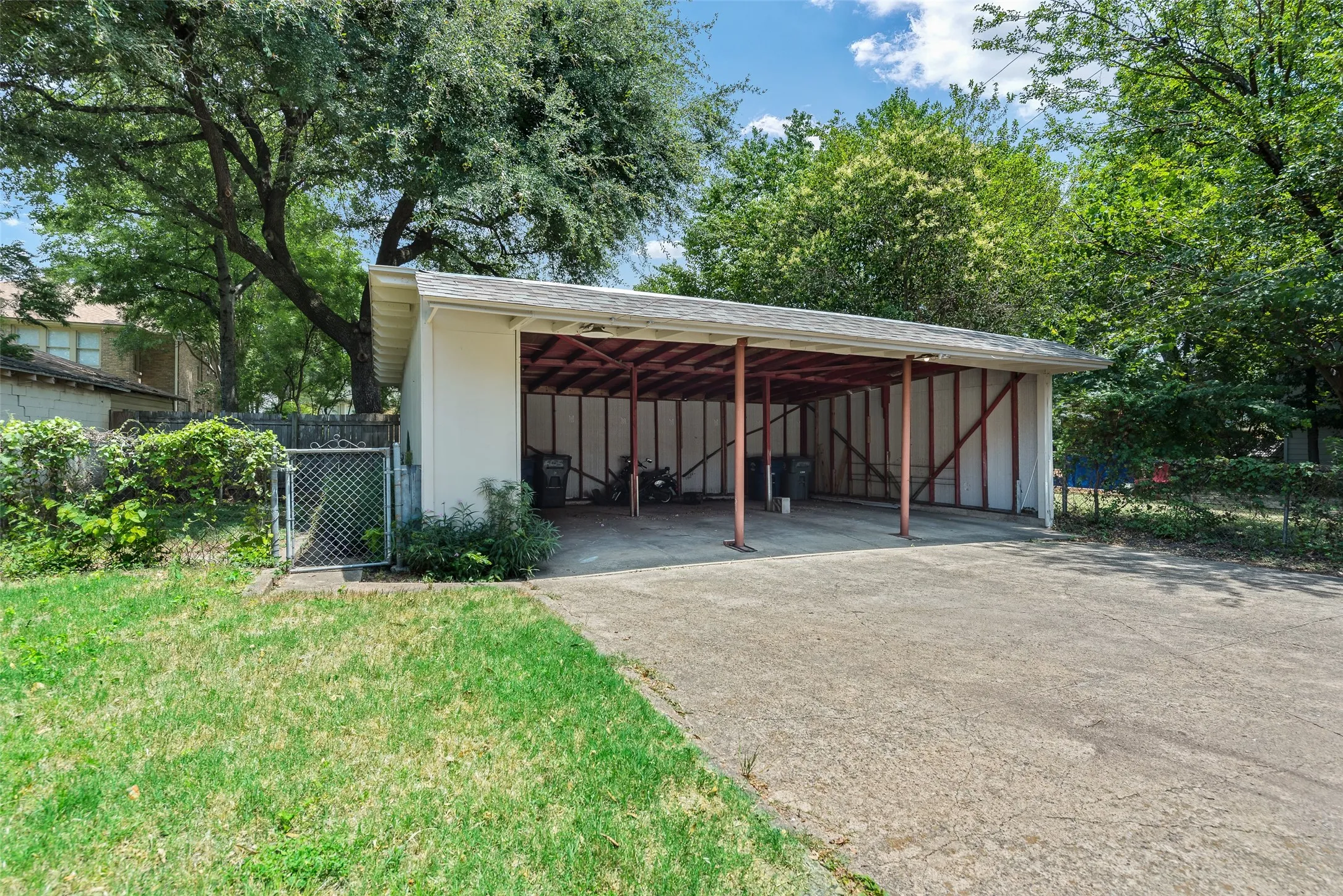 Duplex For Rent in Dallas County , 6005 Ross Avenue 6007, Dallas, Texas 75206, 2 Bedroom, 1 Bathroom, Garage spaces, 1,200 Sqft, built in 1930, mls#21391895, Real Estate Agent in Dallas, Homes For Rent in Dallas county, Homes For Rent in Dallas, Realtor in Dallas Texas, Real Estate Brokerage Independent Realty Texas, Luminita Cordes Realtor