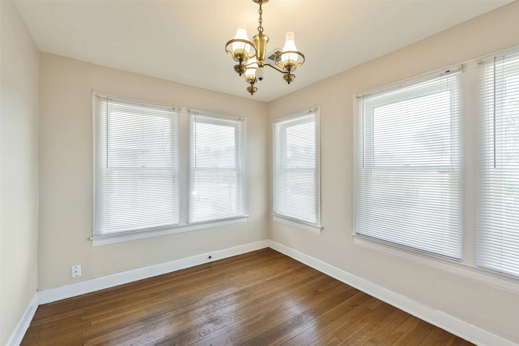 Duplex For Rent in Dallas County , 6005 Ross Avenue 6007, Dallas, Texas 75206, 2 Bedroom, 1 Bathroom, Garage spaces, 1,200 Sqft, built in 1930, mls#21391895, Real Estate Agent in Dallas, Homes For Rent in Dallas county, Homes For Rent in Dallas, Realtor in Dallas Texas, Real Estate Brokerage Independent Realty Texas, Luminita Cordes Realtor