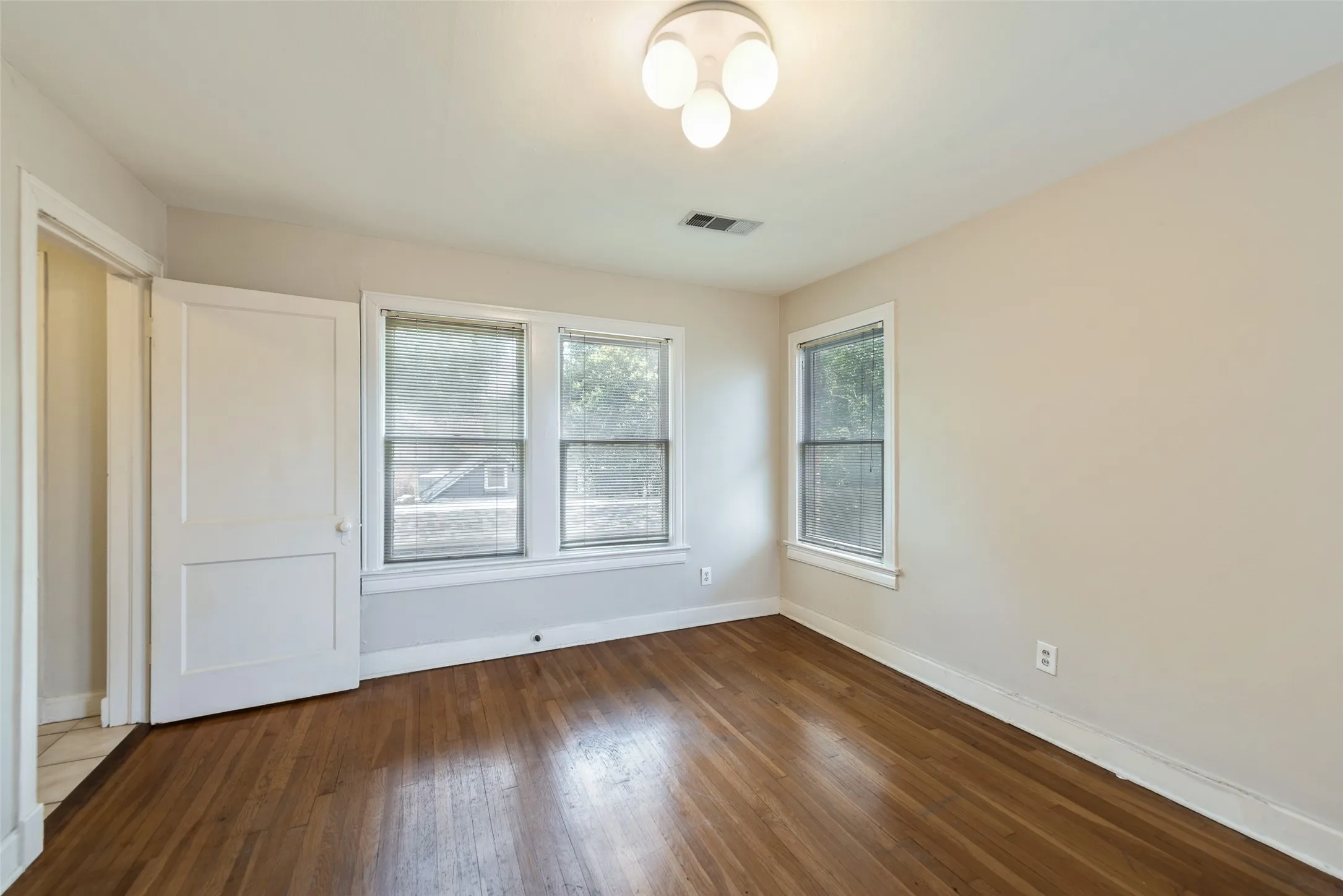 Duplex For Rent in Dallas County , 6005 Ross Avenue 6007, Dallas, Texas 75206, 2 Bedroom, 1 Bathroom, Garage spaces, 1,200 Sqft, built in 1930, mls#21391895, Real Estate Agent in Dallas, Homes For Rent in Dallas county, Homes For Rent in Dallas, Realtor in Dallas Texas, Real Estate Brokerage Independent Realty Texas, Luminita Cordes Realtor