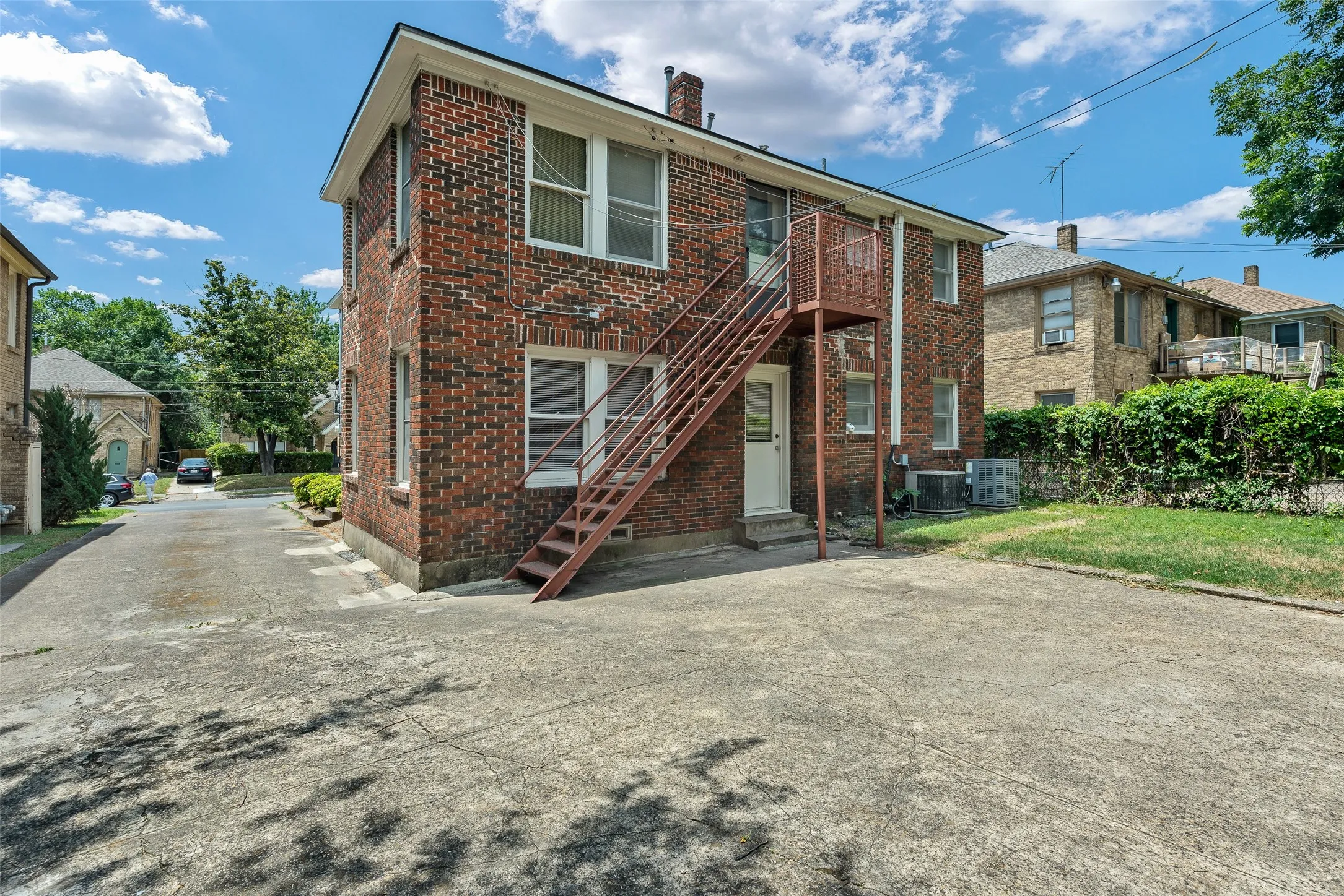 Duplex For Rent in Dallas County , 6005 Ross Avenue 6007, Dallas, Texas 75206, 2 Bedroom, 1 Bathroom, Garage spaces, 1,200 Sqft, built in 1930, mls#21391895, Real Estate Agent in Dallas, Homes For Rent in Dallas county, Homes For Rent in Dallas, Realtor in Dallas Texas, Real Estate Brokerage Independent Realty Texas, Luminita Cordes Realtor