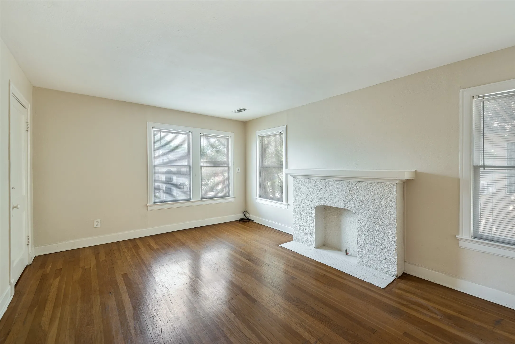 Duplex For Rent in Dallas County , 6005 Ross Avenue 6007, Dallas, Texas 75206, 2 Bedroom, 1 Bathroom, Garage spaces, 1,200 Sqft, built in 1930, mls#21391895, Real Estate Agent in Dallas, Homes For Rent in Dallas county, Homes For Rent in Dallas, Realtor in Dallas Texas, Real Estate Brokerage Independent Realty Texas, Luminita Cordes Realtor