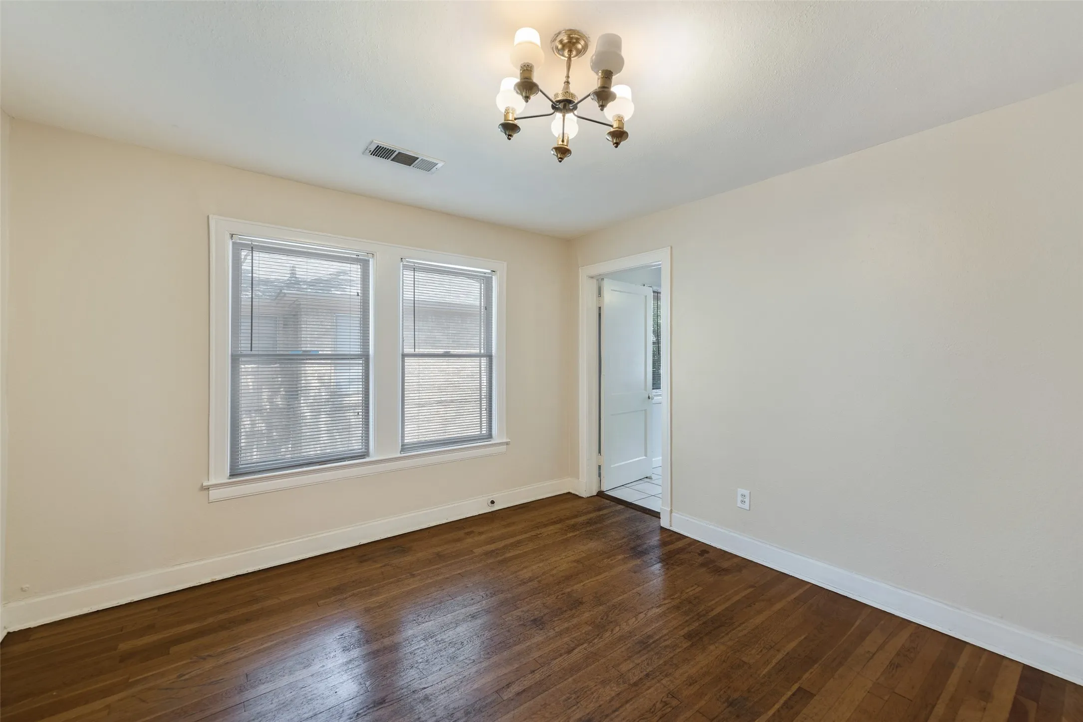 Duplex For Rent in Dallas County , 6005 Ross Avenue 6007, Dallas, Texas 75206, 2 Bedroom, 1 Bathroom, Garage spaces, 1,200 Sqft, built in 1930, mls#21391895, Real Estate Agent in Dallas, Homes For Rent in Dallas county, Homes For Rent in Dallas, Realtor in Dallas Texas, Real Estate Brokerage Independent Realty Texas, Luminita Cordes Realtor