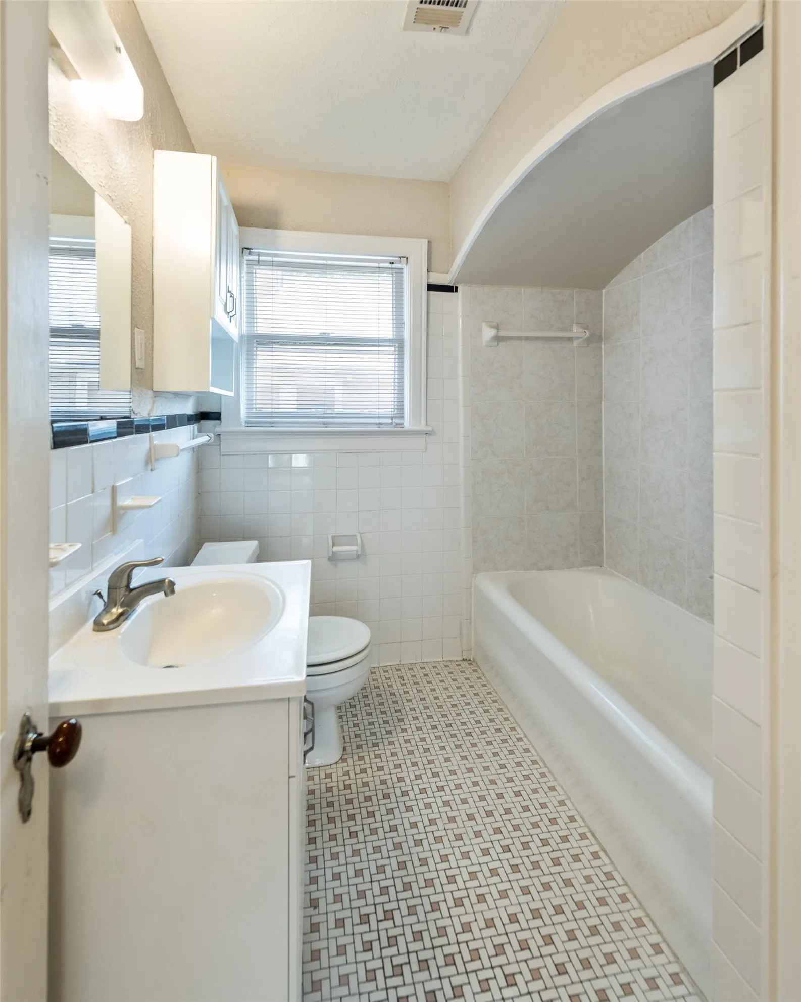 Duplex For Rent in Dallas County , 6005 Ross Avenue 6007, Dallas, Texas 75206, 2 Bedroom, 1 Bathroom, Garage spaces, 1,200 Sqft, built in 1930, mls#21391895, Real Estate Agent in Dallas, Homes For Rent in Dallas county, Homes For Rent in Dallas, Realtor in Dallas Texas, Real Estate Brokerage Independent Realty Texas, Luminita Cordes Realtor
