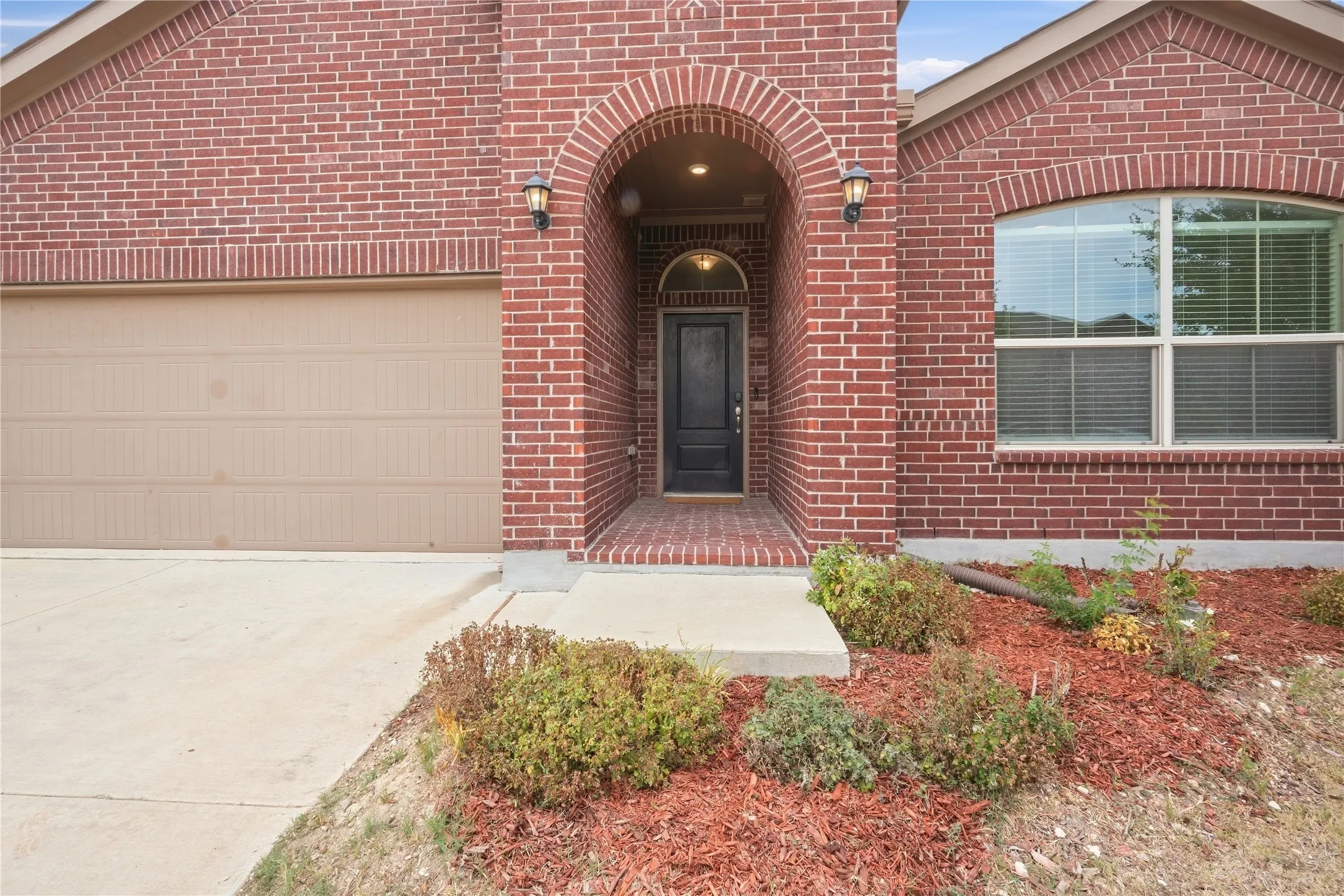 Single Family Residence For Rent in Tarrant County , 560 Pendennis Drive, Saginaw, Texas 76131, 3 Bedroom, 2 Bathroom, 2 Garage spaces, 1,998 Sqft, built in 2019, mls#21391787, Real Estate Agent in Saginaw, Homes For Rent in Tarrant county, Homes For Rent in Saginaw, Realtor in Saginaw Texas, Real Estate Brokerage Independent Realty Texas, Luminita Cordes Realtor